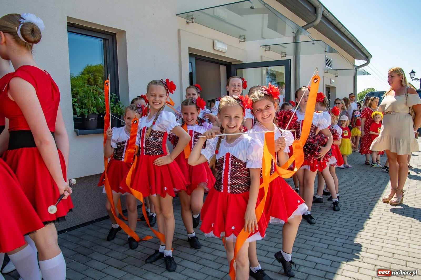 Zdjęcie w galerii na portalu naszraciborz.pl: Głośno i kolorowo! Przemarsz orkiestr dętych ulicami Tworkowa w ramach X Międzynarodowego Festiwalu Orkiestr Dętych w Gminie Krzyżanowice wiadomości z regionu