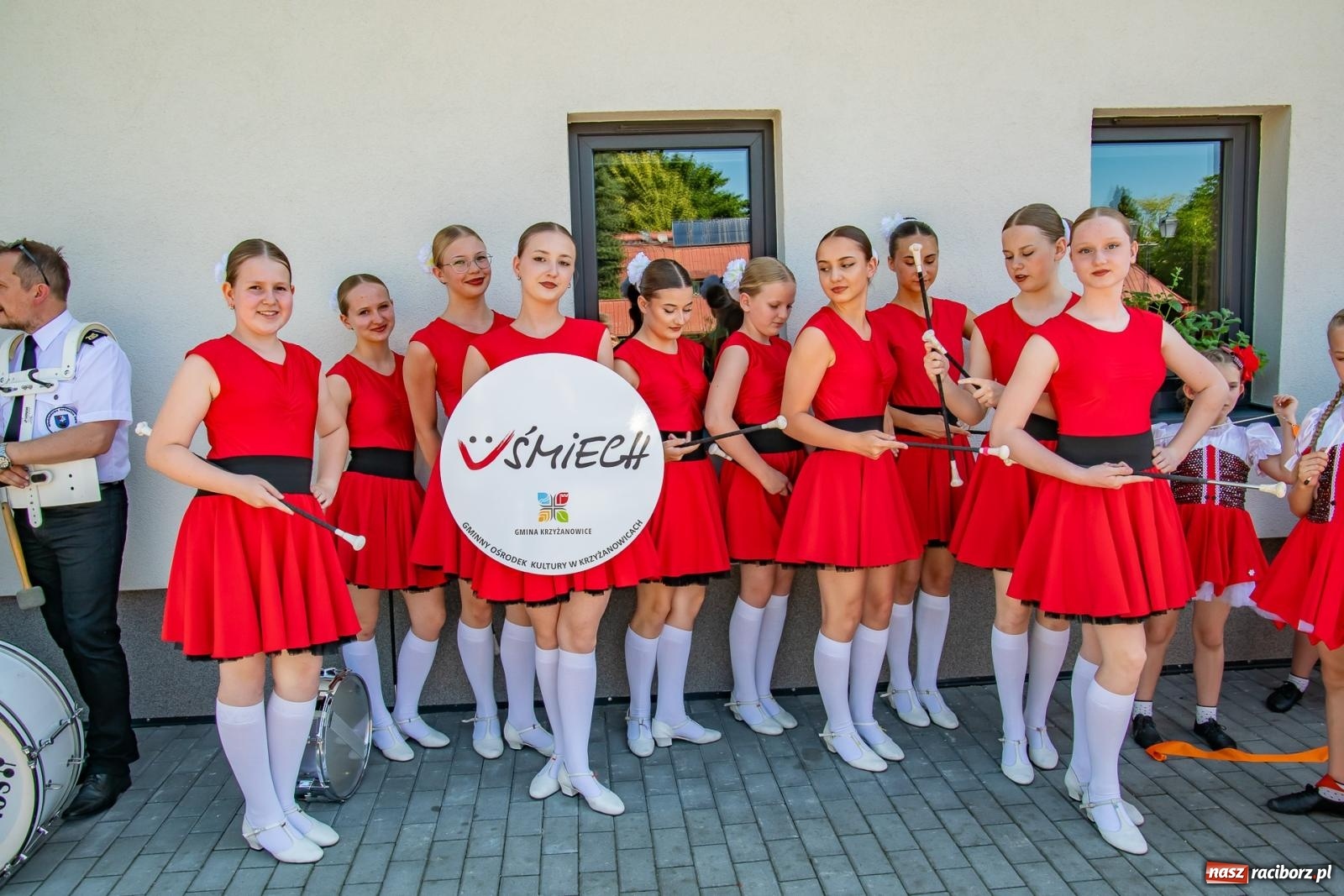 Zdjęcie w galerii na portalu naszraciborz.pl: Głośno i kolorowo! Przemarsz orkiestr dętych ulicami Tworkowa w ramach X Międzynarodowego Festiwalu Orkiestr Dętych w Gminie Krzyżanowice wiadomości z regionu