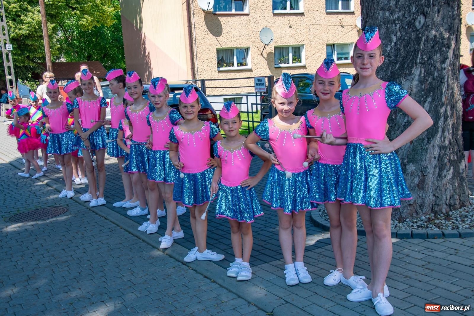 Zdjęcie w galerii na portalu naszraciborz.pl: Głośno i kolorowo! Przemarsz orkiestr dętych ulicami Tworkowa w ramach X Międzynarodowego Festiwalu Orkiestr Dętych w Gminie Krzyżanowice wiadomości z regionu