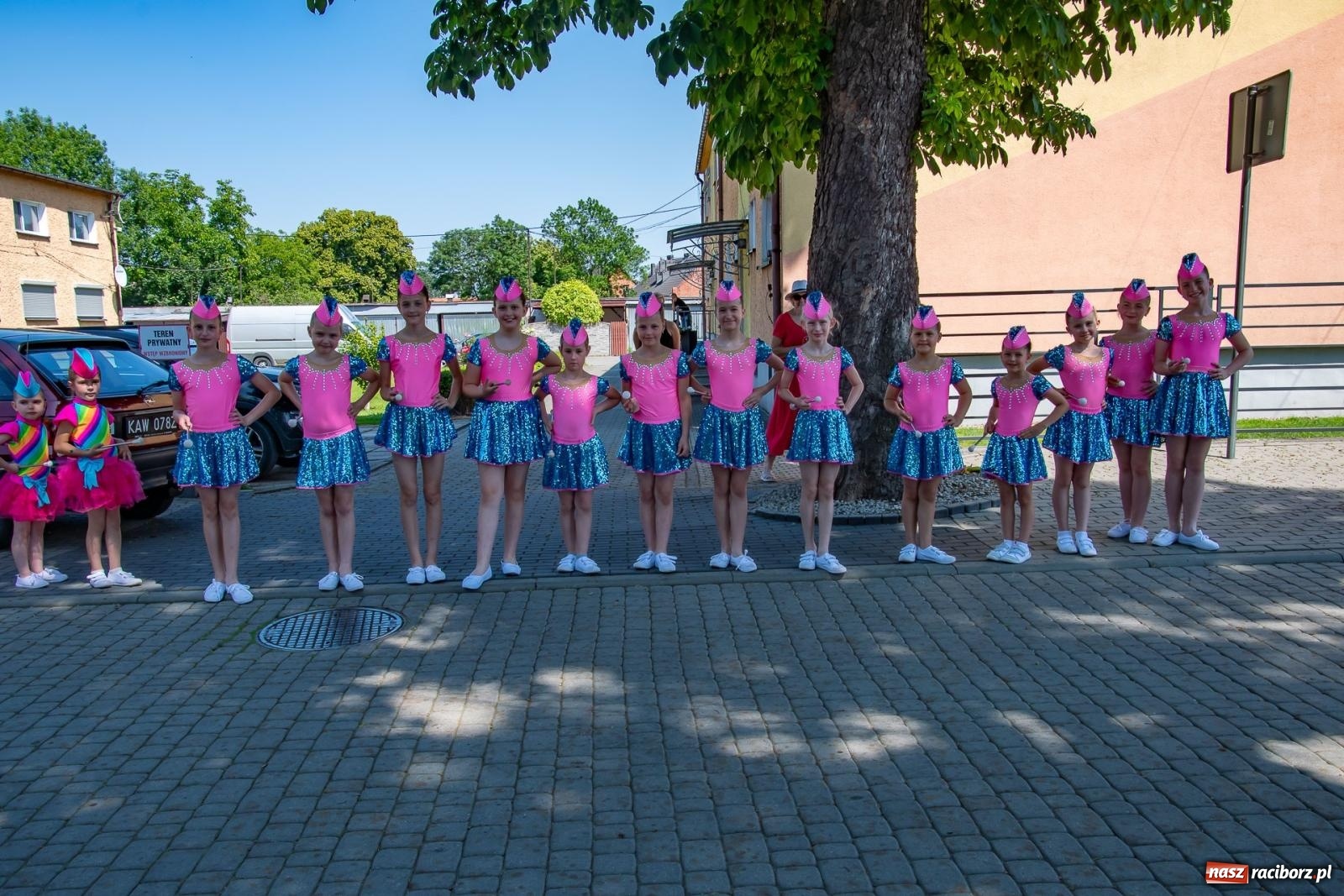 Zdjęcie w galerii na portalu naszraciborz.pl: Głośno i kolorowo! Przemarsz orkiestr dętych ulicami Tworkowa w ramach X Międzynarodowego Festiwalu Orkiestr Dętych w Gminie Krzyżanowice wiadomości z regionu