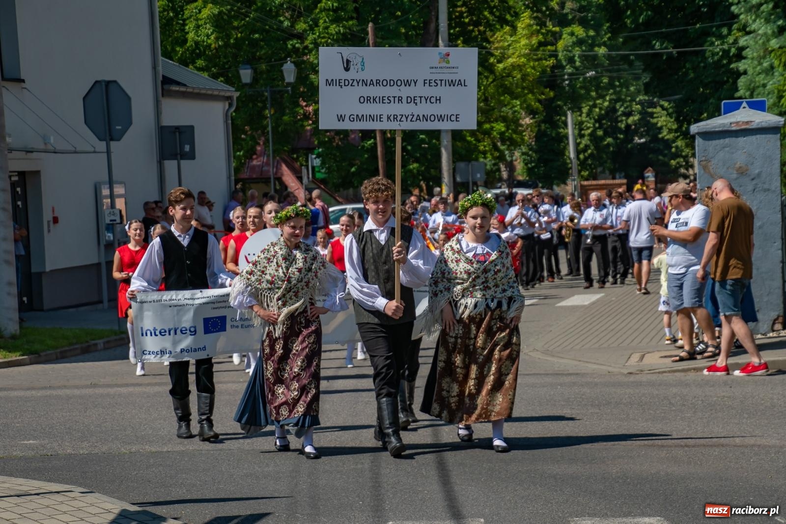 Zdjęcie w galerii na portalu naszraciborz.pl: Głośno i kolorowo! Przemarsz orkiestr dętych ulicami Tworkowa w ramach X Międzynarodowego Festiwalu Orkiestr Dętych w Gminie Krzyżanowice wiadomości z regionu
