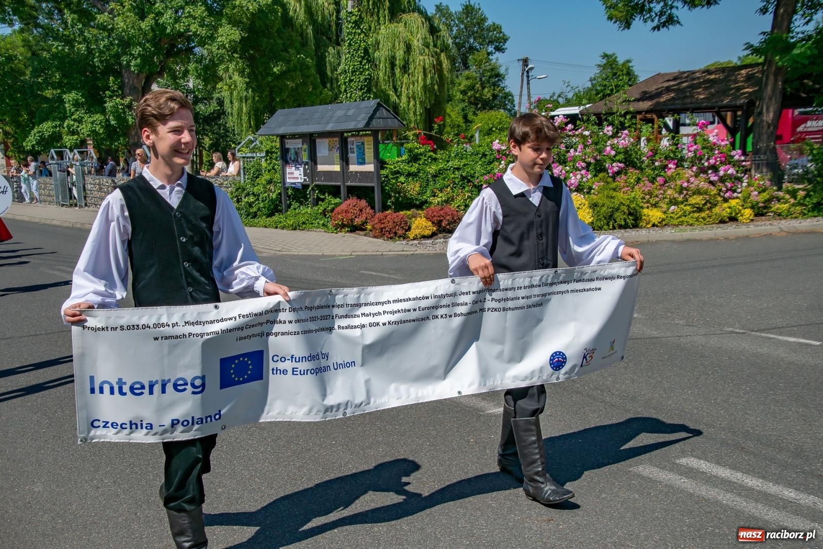 Zdjęcie w galerii na portalu naszraciborz.pl: Głośno i kolorowo! Przemarsz orkiestr dętych ulicami Tworkowa w ramach X Międzynarodowego Festiwalu Orkiestr Dętych w Gminie Krzyżanowice wiadomości z regionu
