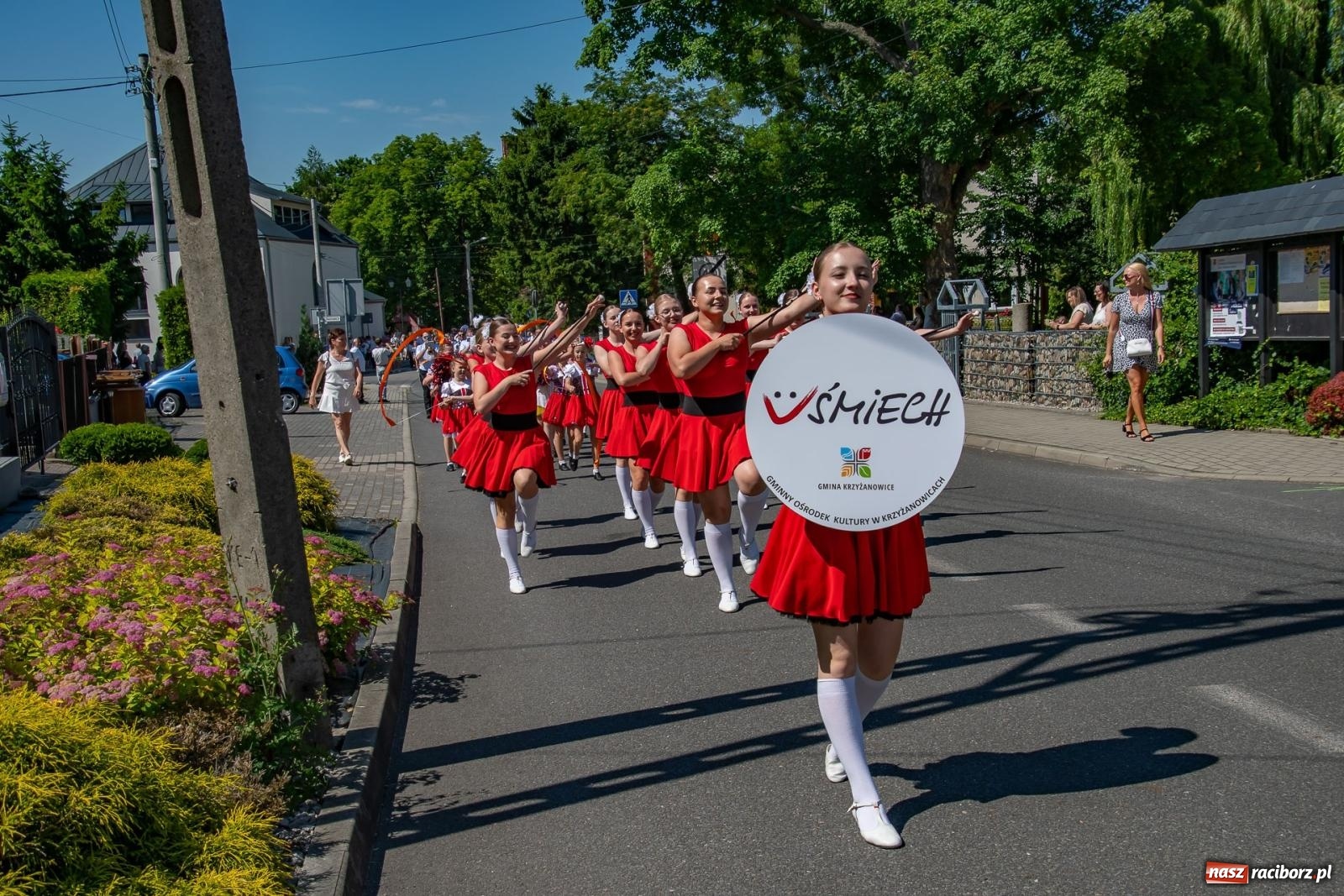 Zdjęcie w galerii na portalu naszraciborz.pl: Głośno i kolorowo! Przemarsz orkiestr dętych ulicami Tworkowa w ramach X Międzynarodowego Festiwalu Orkiestr Dętych w Gminie Krzyżanowice wiadomości z regionu