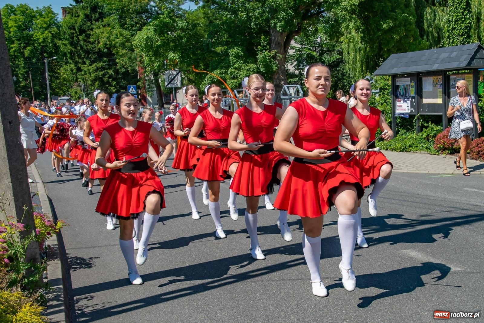 Zdjęcie w galerii na portalu naszraciborz.pl: Głośno i kolorowo! Przemarsz orkiestr dętych ulicami Tworkowa w ramach X Międzynarodowego Festiwalu Orkiestr Dętych w Gminie Krzyżanowice wiadomości z regionu