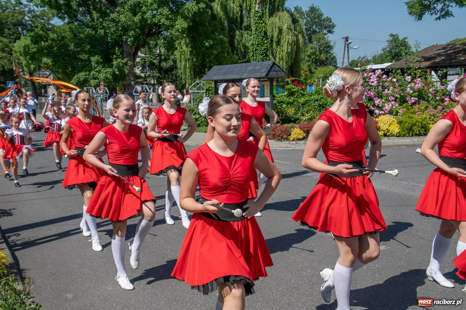 Zdjęcie w galerii na portalu naszraciborz.pl: Głośno i kolorowo! Przemarsz orkiestr dętych ulicami Tworkowa w ramach X Międzynarodowego Festiwalu Orkiestr Dętych w Gminie Krzyżanowice wiadomości z regionu