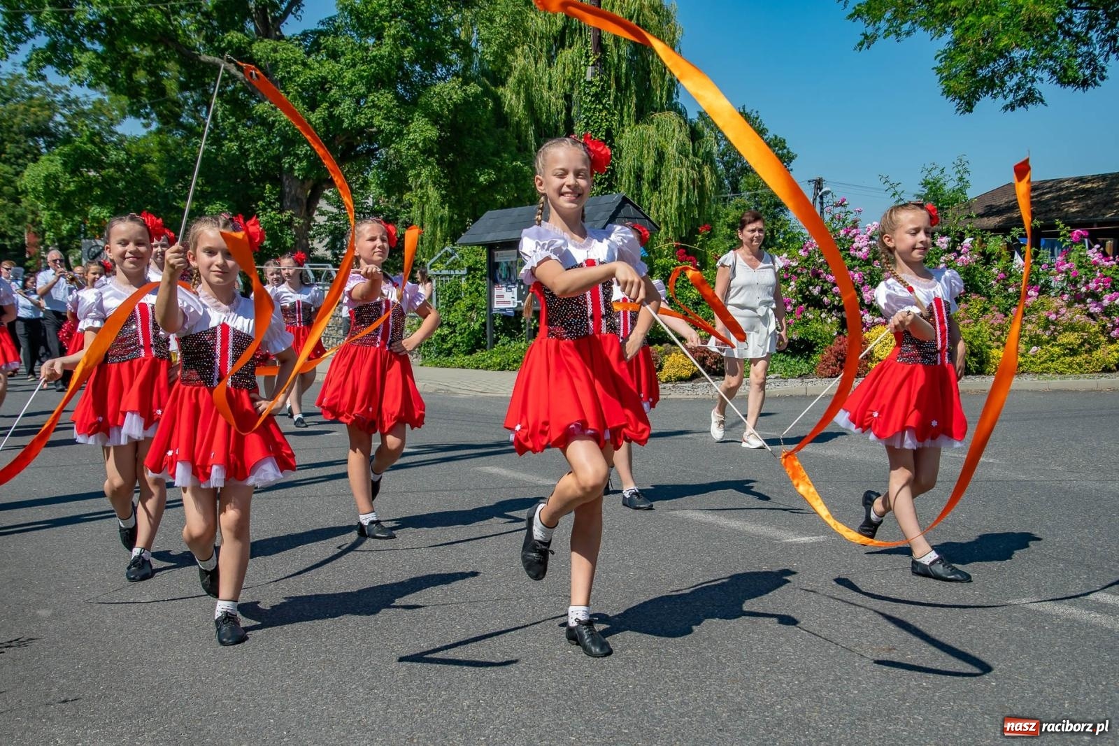 Zdjęcie w galerii na portalu naszraciborz.pl: Głośno i kolorowo! Przemarsz orkiestr dętych ulicami Tworkowa w ramach X Międzynarodowego Festiwalu Orkiestr Dętych w Gminie Krzyżanowice wiadomości z regionu