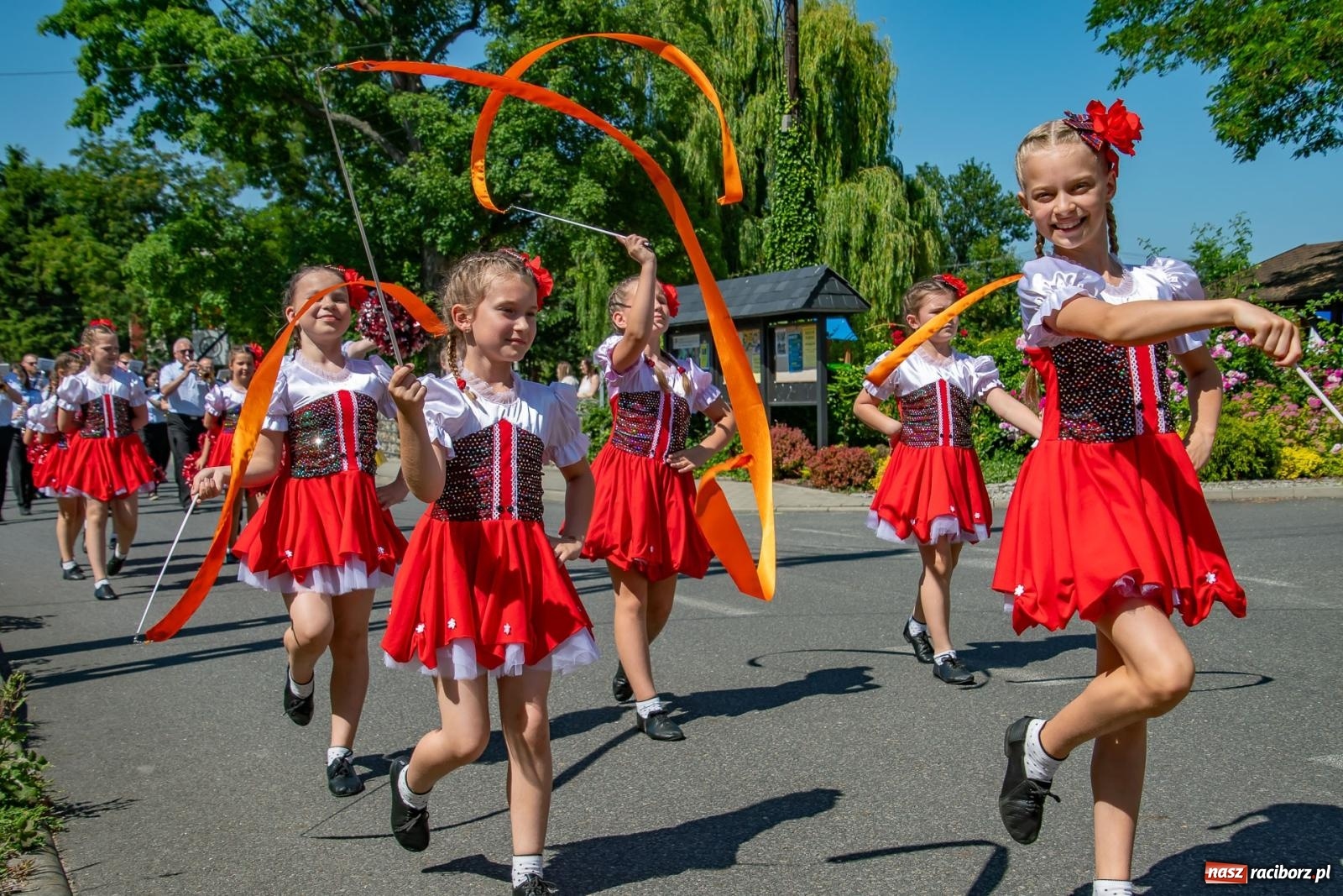 Zdjęcie w galerii na portalu naszraciborz.pl: Głośno i kolorowo! Przemarsz orkiestr dętych ulicami Tworkowa w ramach X Międzynarodowego Festiwalu Orkiestr Dętych w Gminie Krzyżanowice wiadomości z regionu