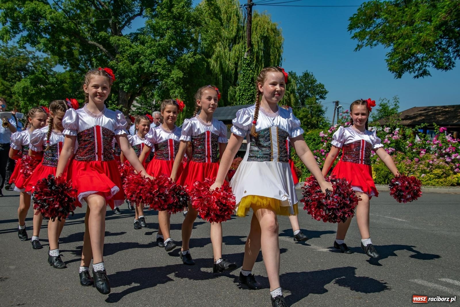 Zdjęcie w galerii na portalu naszraciborz.pl: Głośno i kolorowo! Przemarsz orkiestr dętych ulicami Tworkowa w ramach X Międzynarodowego Festiwalu Orkiestr Dętych w Gminie Krzyżanowice wiadomości z regionu