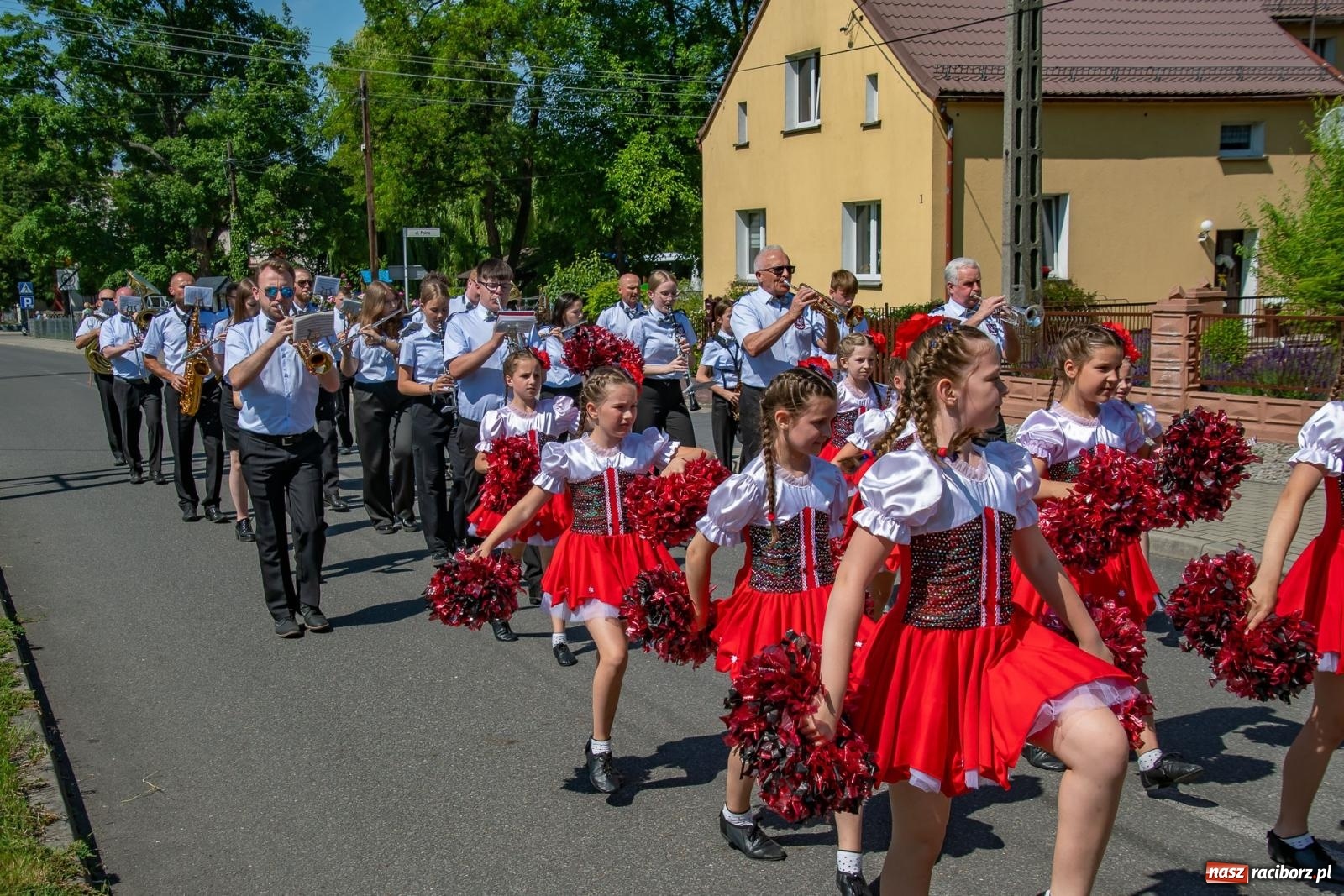 Zdjęcie w galerii na portalu naszraciborz.pl: Głośno i kolorowo! Przemarsz orkiestr dętych ulicami Tworkowa w ramach X Międzynarodowego Festiwalu Orkiestr Dętych w Gminie Krzyżanowice wiadomości z regionu