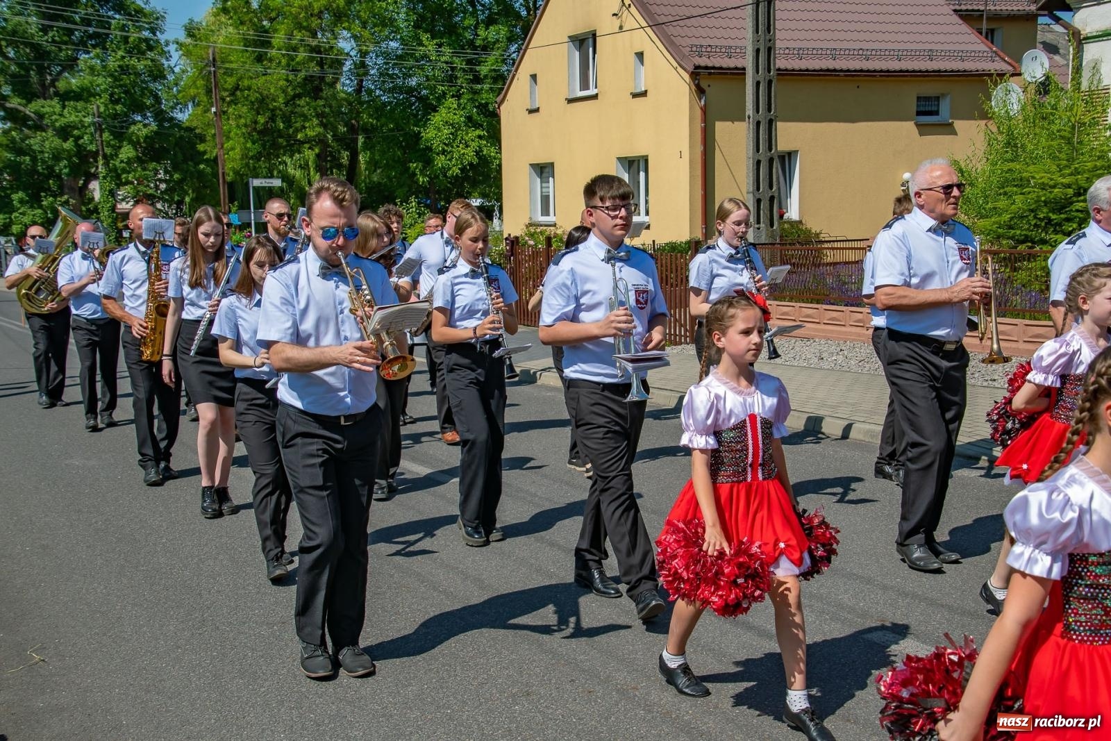 Zdjęcie w galerii na portalu naszraciborz.pl: Głośno i kolorowo! Przemarsz orkiestr dętych ulicami Tworkowa w ramach X Międzynarodowego Festiwalu Orkiestr Dętych w Gminie Krzyżanowice wiadomości z regionu