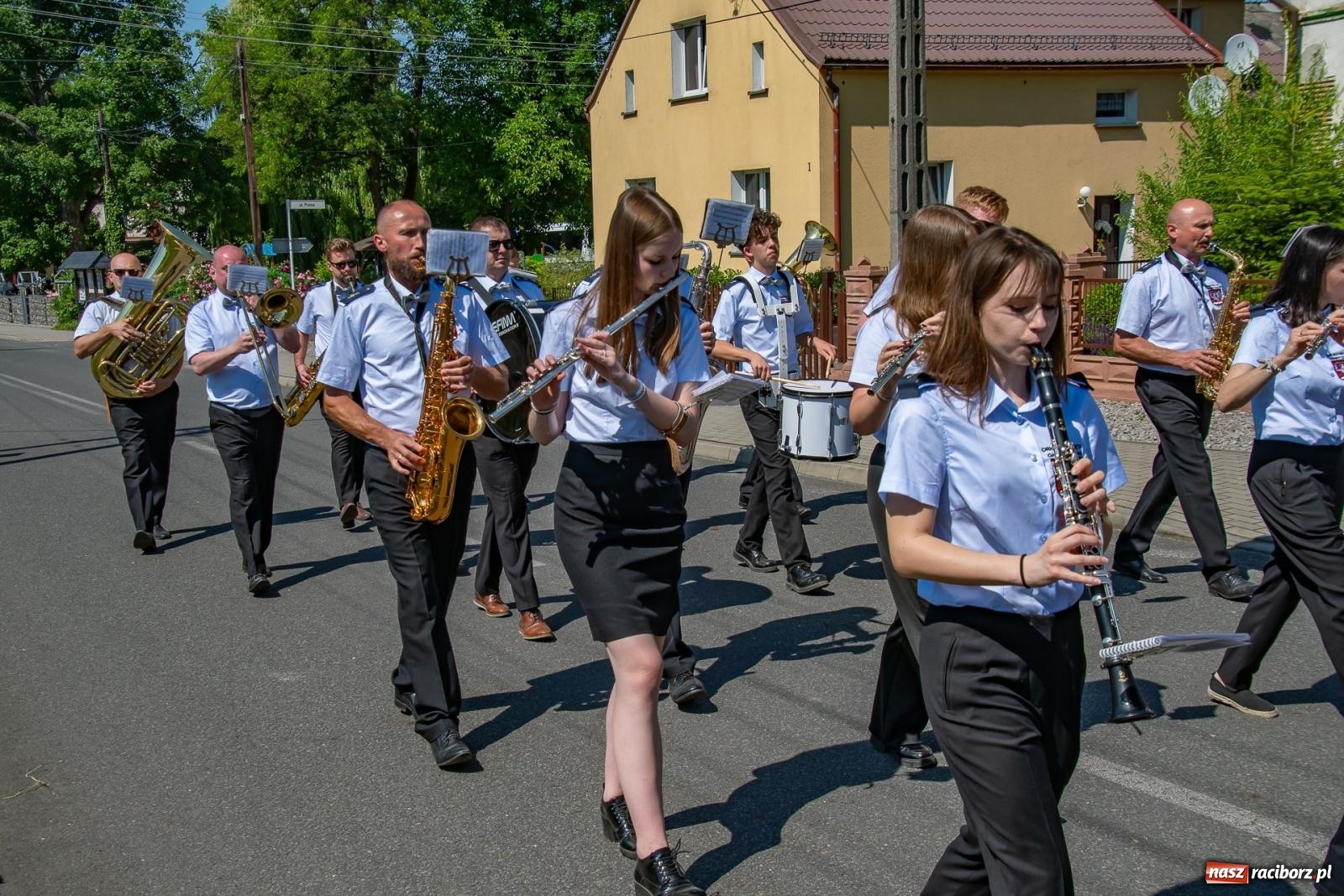 Zdjęcie w galerii na portalu naszraciborz.pl: Głośno i kolorowo! Przemarsz orkiestr dętych ulicami Tworkowa w ramach X Międzynarodowego Festiwalu Orkiestr Dętych w Gminie Krzyżanowice wiadomości z regionu