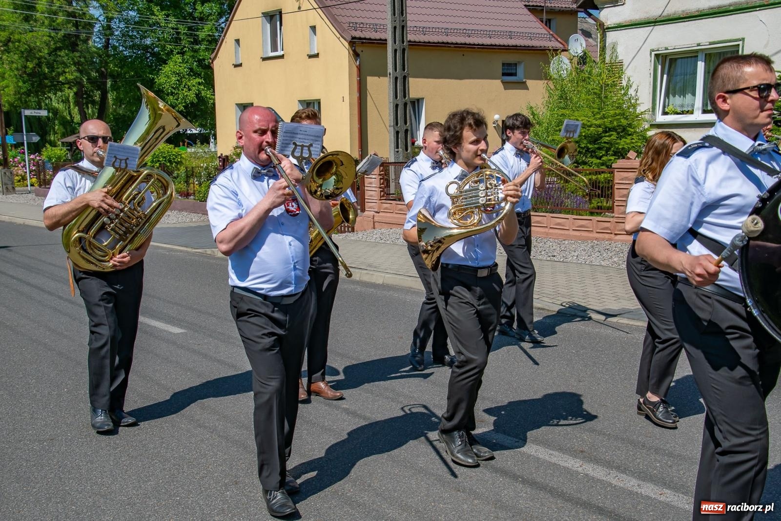 Zdjęcie w galerii na portalu naszraciborz.pl: Głośno i kolorowo! Przemarsz orkiestr dętych ulicami Tworkowa w ramach X Międzynarodowego Festiwalu Orkiestr Dętych w Gminie Krzyżanowice wiadomości z regionu