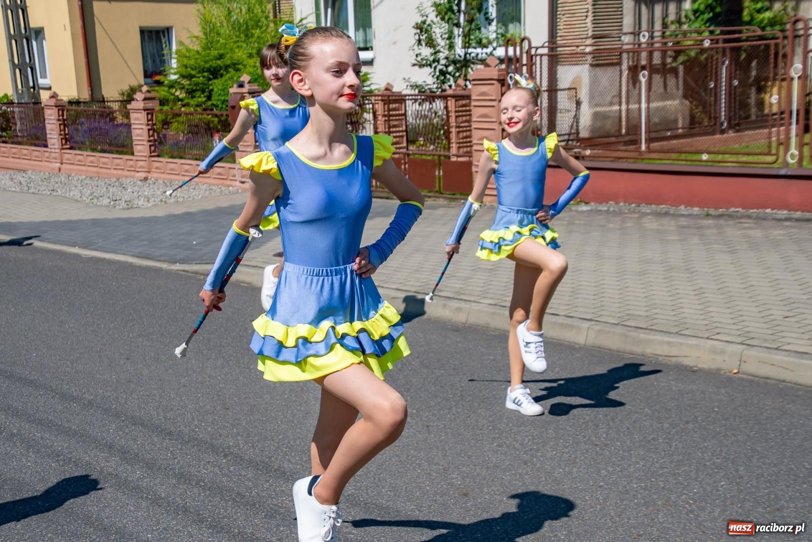 Zdjęcie w galerii na portalu naszraciborz.pl: Głośno i kolorowo! Przemarsz orkiestr dętych ulicami Tworkowa w ramach X Międzynarodowego Festiwalu Orkiestr Dętych w Gminie Krzyżanowice wiadomości z regionu
