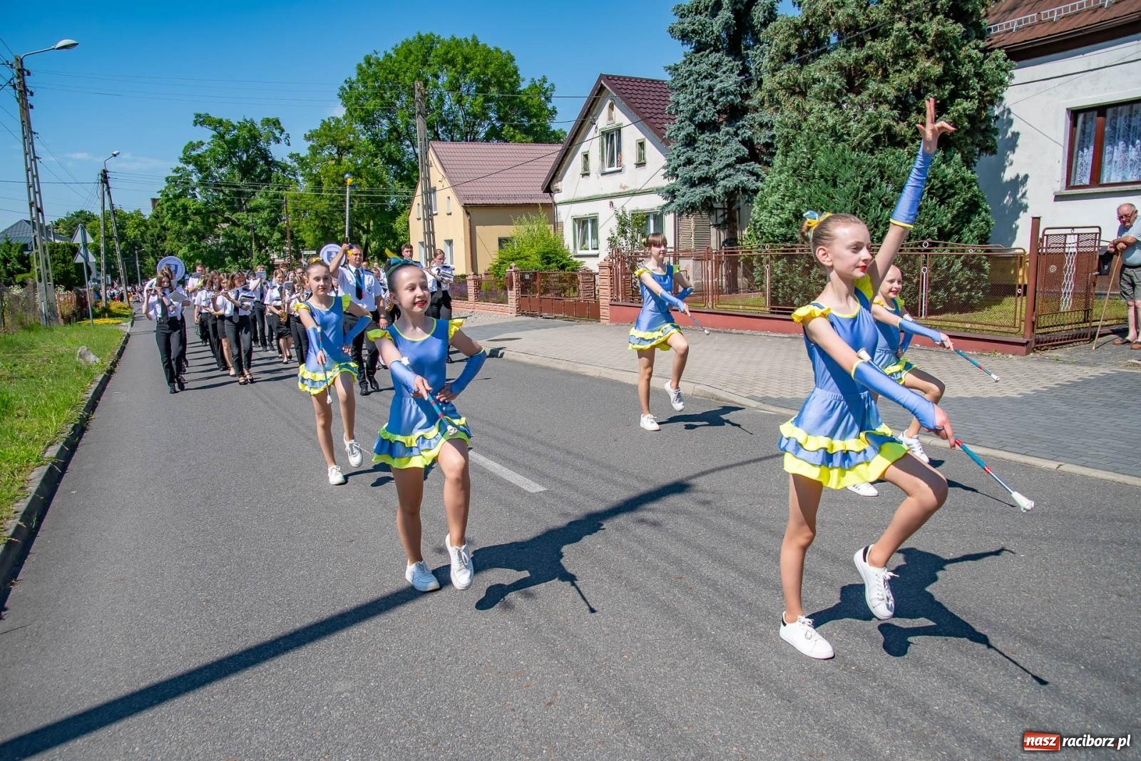 Zdjęcie w galerii na portalu naszraciborz.pl: Głośno i kolorowo! Przemarsz orkiestr dętych ulicami Tworkowa w ramach X Międzynarodowego Festiwalu Orkiestr Dętych w Gminie Krzyżanowice wiadomości z regionu