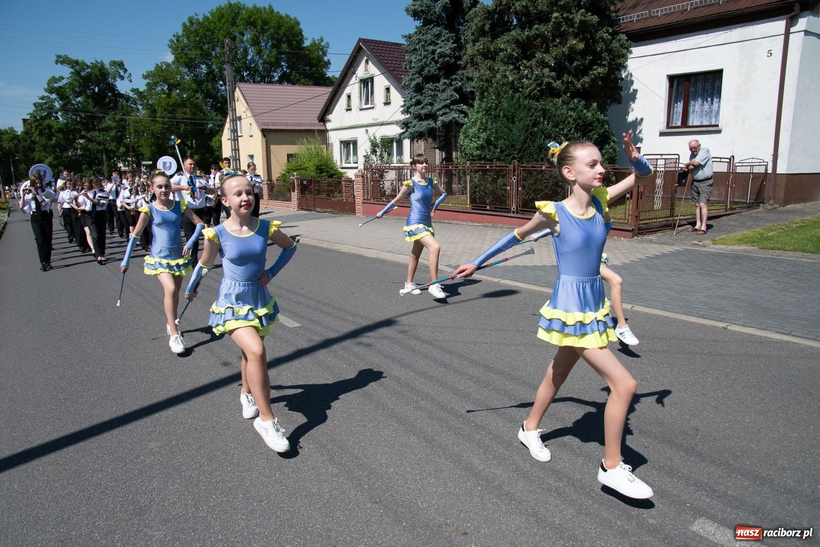 Zdjęcie w galerii na portalu naszraciborz.pl: Głośno i kolorowo! Przemarsz orkiestr dętych ulicami Tworkowa w ramach X Międzynarodowego Festiwalu Orkiestr Dętych w Gminie Krzyżanowice wiadomości z regionu