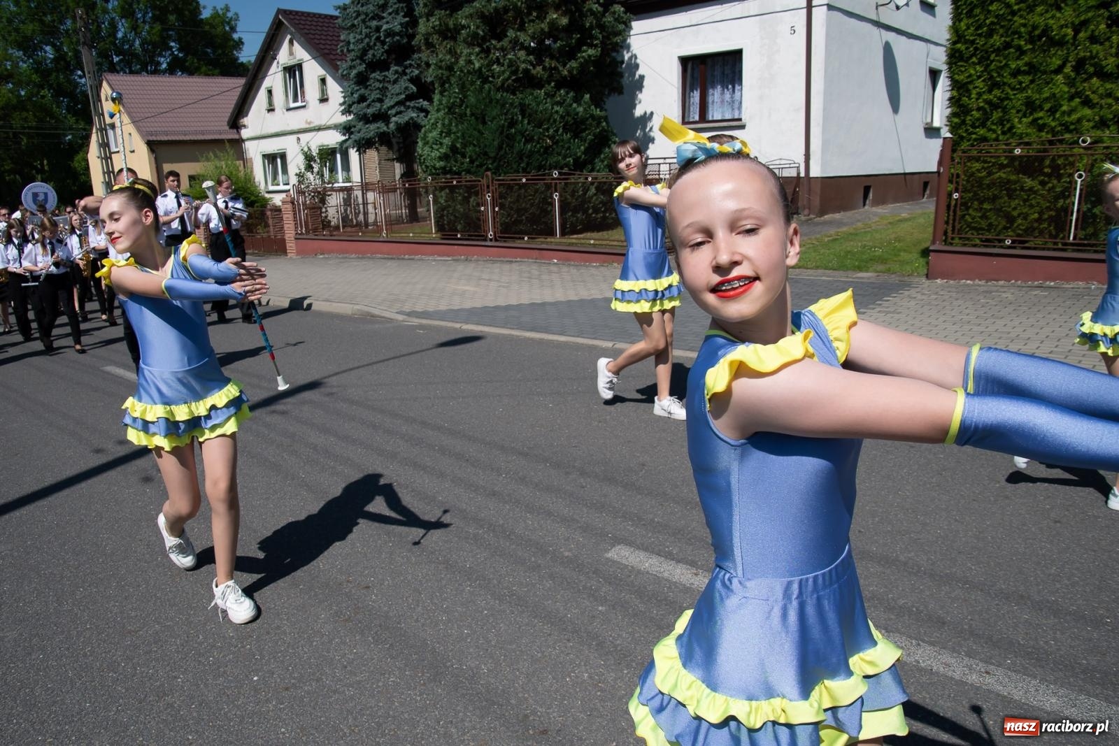 Zdjęcie w galerii na portalu naszraciborz.pl: Głośno i kolorowo! Przemarsz orkiestr dętych ulicami Tworkowa w ramach X Międzynarodowego Festiwalu Orkiestr Dętych w Gminie Krzyżanowice wiadomości z regionu