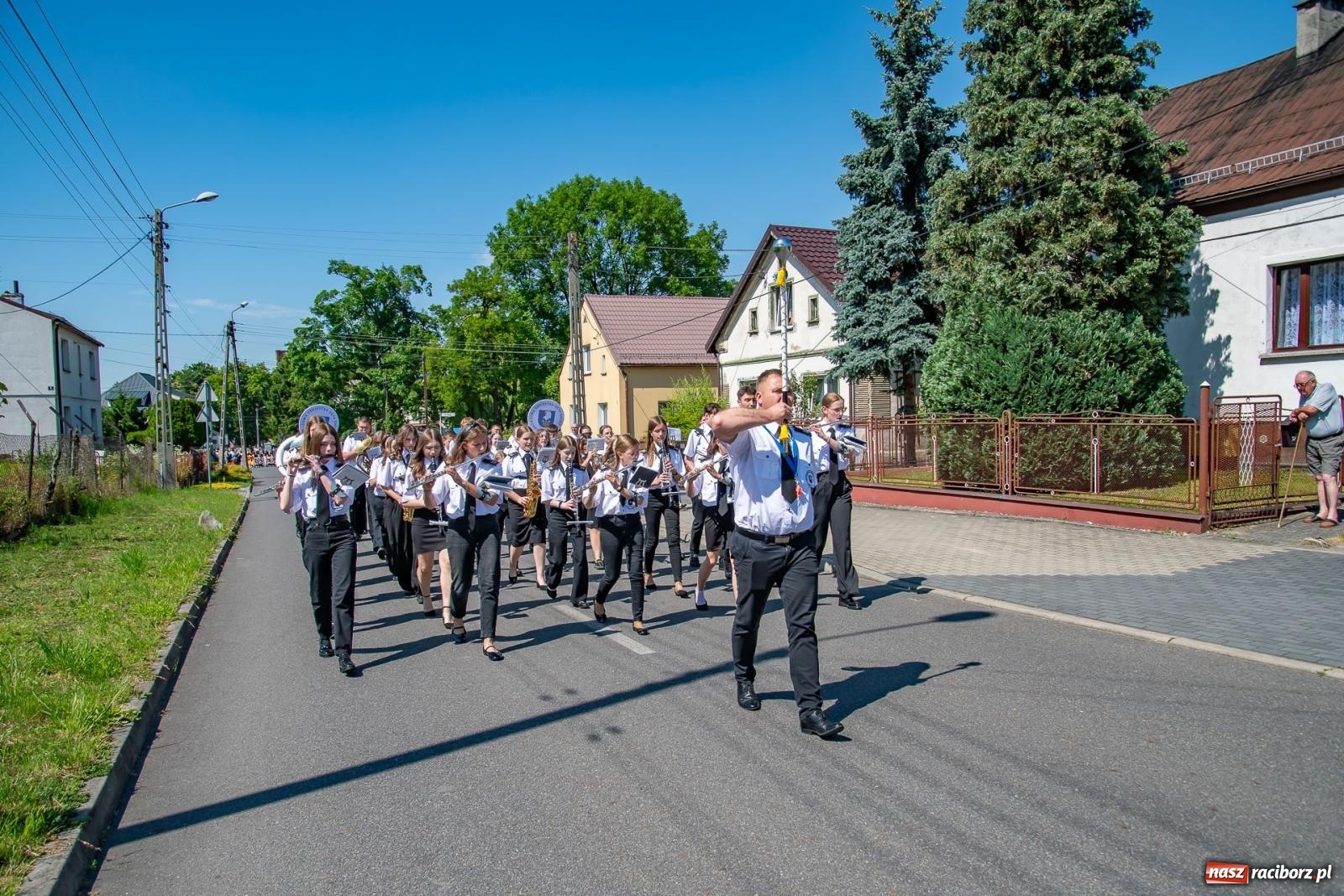Zdjęcie w galerii na portalu naszraciborz.pl: Głośno i kolorowo! Przemarsz orkiestr dętych ulicami Tworkowa w ramach X Międzynarodowego Festiwalu Orkiestr Dętych w Gminie Krzyżanowice wiadomości z regionu