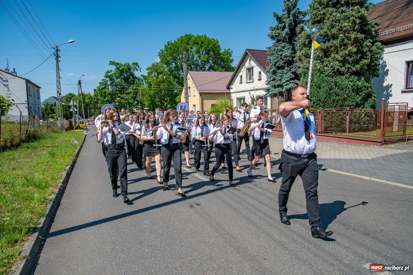 Zdjęcie w galerii na portalu naszraciborz.pl: Głośno i kolorowo! Przemarsz orkiestr dętych ulicami Tworkowa w ramach X Międzynarodowego Festiwalu Orkiestr Dętych w Gminie Krzyżanowice wiadomości z regionu