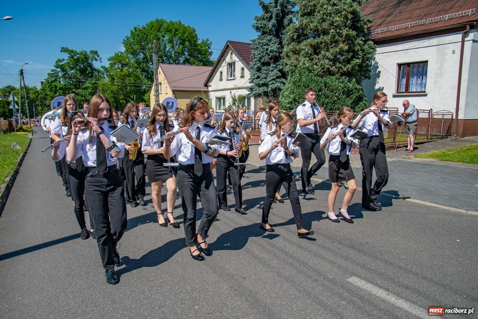 Zdjęcie w galerii na portalu naszraciborz.pl: Głośno i kolorowo! Przemarsz orkiestr dętych ulicami Tworkowa w ramach X Międzynarodowego Festiwalu Orkiestr Dętych w Gminie Krzyżanowice wiadomości z regionu