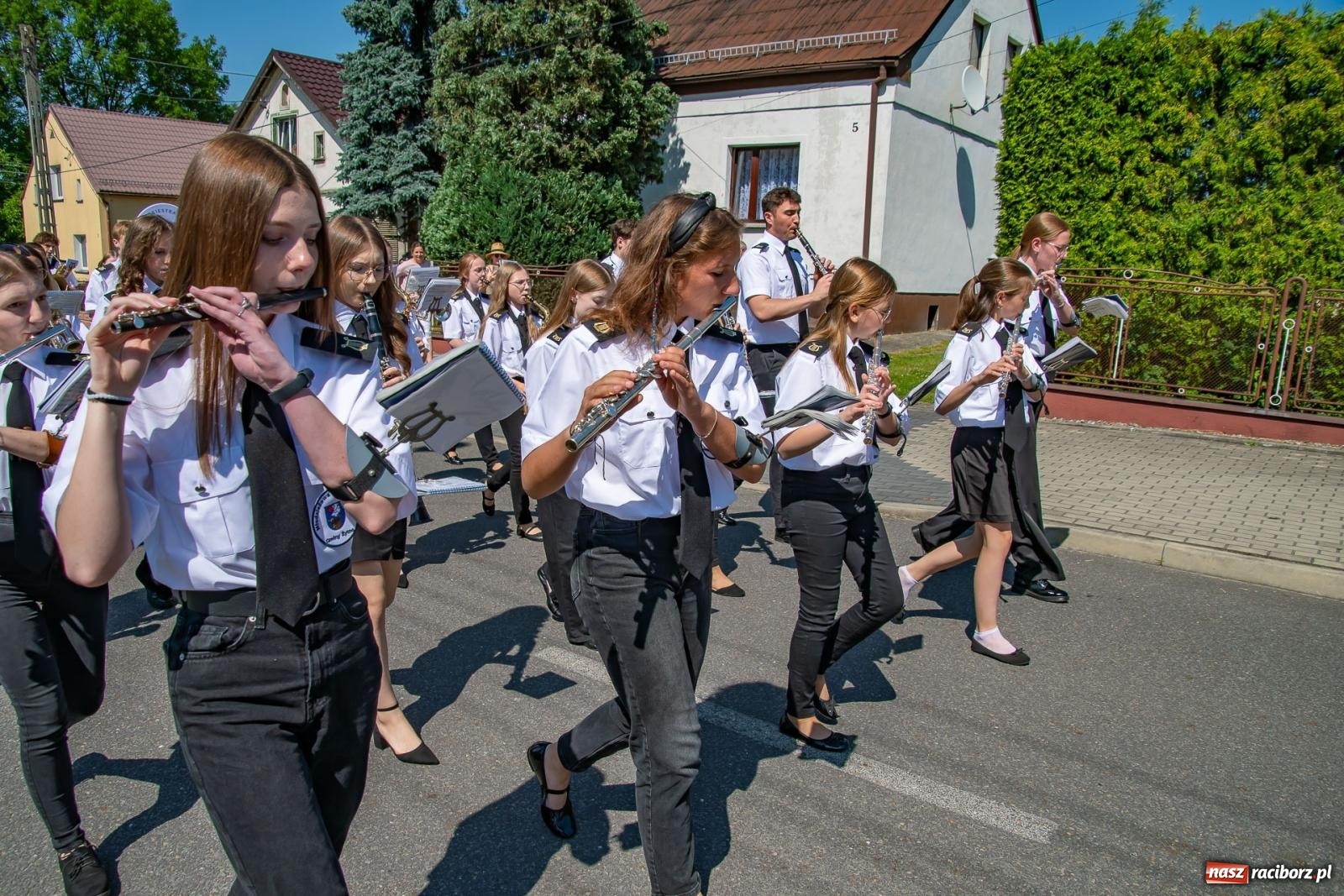 Zdjęcie w galerii na portalu naszraciborz.pl: Głośno i kolorowo! Przemarsz orkiestr dętych ulicami Tworkowa w ramach X Międzynarodowego Festiwalu Orkiestr Dętych w Gminie Krzyżanowice wiadomości z regionu