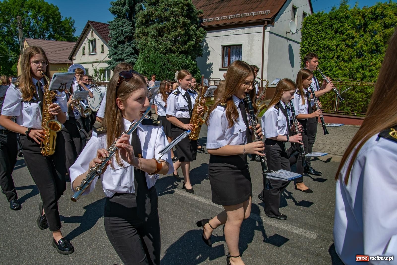 Zdjęcie w galerii na portalu naszraciborz.pl: Głośno i kolorowo! Przemarsz orkiestr dętych ulicami Tworkowa w ramach X Międzynarodowego Festiwalu Orkiestr Dętych w Gminie Krzyżanowice wiadomości z regionu