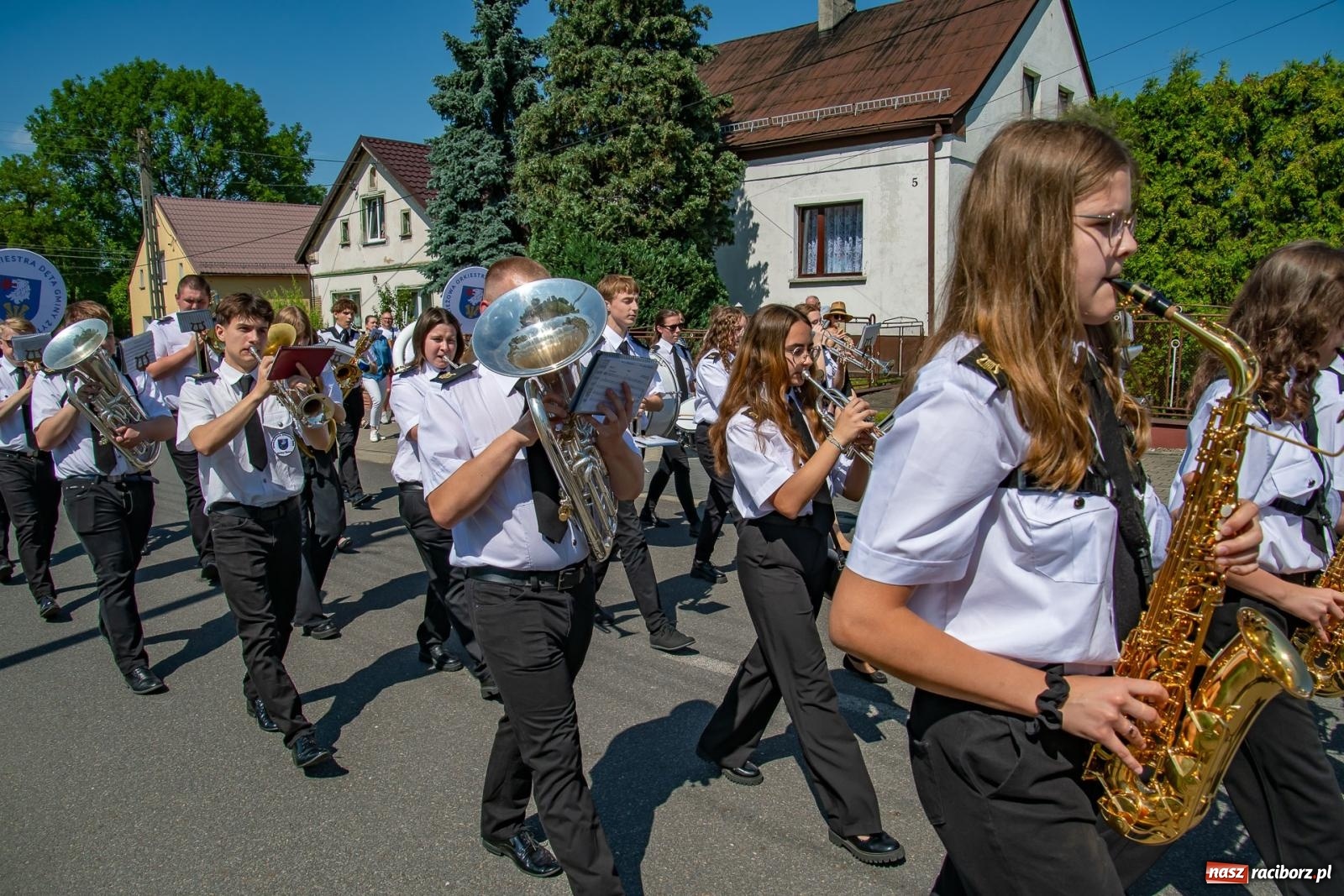 Zdjęcie w galerii na portalu naszraciborz.pl: Głośno i kolorowo! Przemarsz orkiestr dętych ulicami Tworkowa w ramach X Międzynarodowego Festiwalu Orkiestr Dętych w Gminie Krzyżanowice wiadomości z regionu