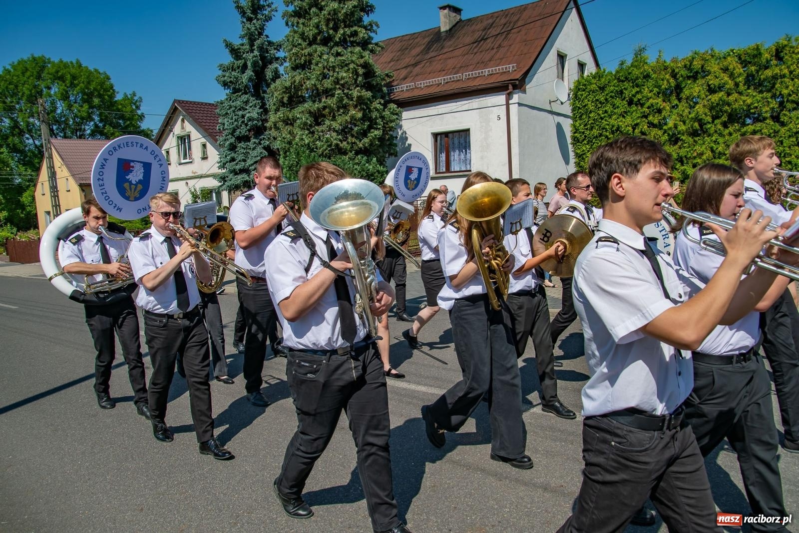 Zdjęcie w galerii na portalu naszraciborz.pl: Głośno i kolorowo! Przemarsz orkiestr dętych ulicami Tworkowa w ramach X Międzynarodowego Festiwalu Orkiestr Dętych w Gminie Krzyżanowice wiadomości z regionu