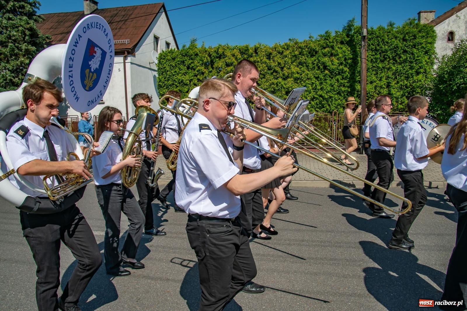Zdjęcie w galerii na portalu naszraciborz.pl: Głośno i kolorowo! Przemarsz orkiestr dętych ulicami Tworkowa w ramach X Międzynarodowego Festiwalu Orkiestr Dętych w Gminie Krzyżanowice wiadomości z regionu