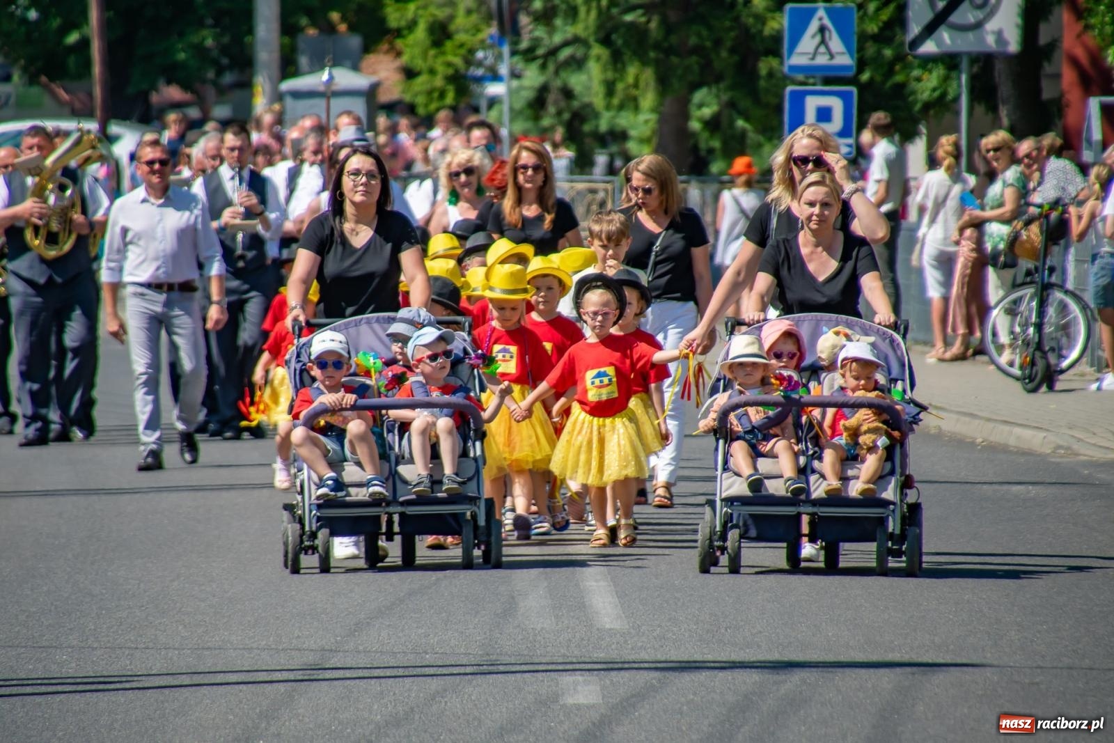 Zdjęcie w galerii na portalu naszraciborz.pl: Głośno i kolorowo! Przemarsz orkiestr dętych ulicami Tworkowa w ramach X Międzynarodowego Festiwalu Orkiestr Dętych w Gminie Krzyżanowice wiadomości z regionu