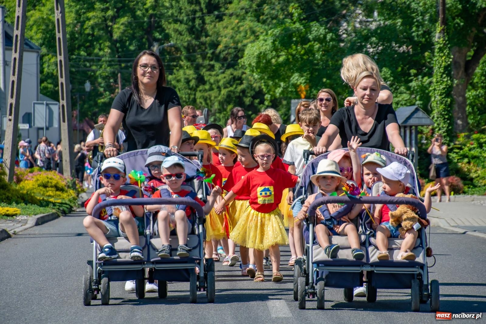 Zdjęcie w galerii na portalu naszraciborz.pl: Głośno i kolorowo! Przemarsz orkiestr dętych ulicami Tworkowa w ramach X Międzynarodowego Festiwalu Orkiestr Dętych w Gminie Krzyżanowice wiadomości z regionu
