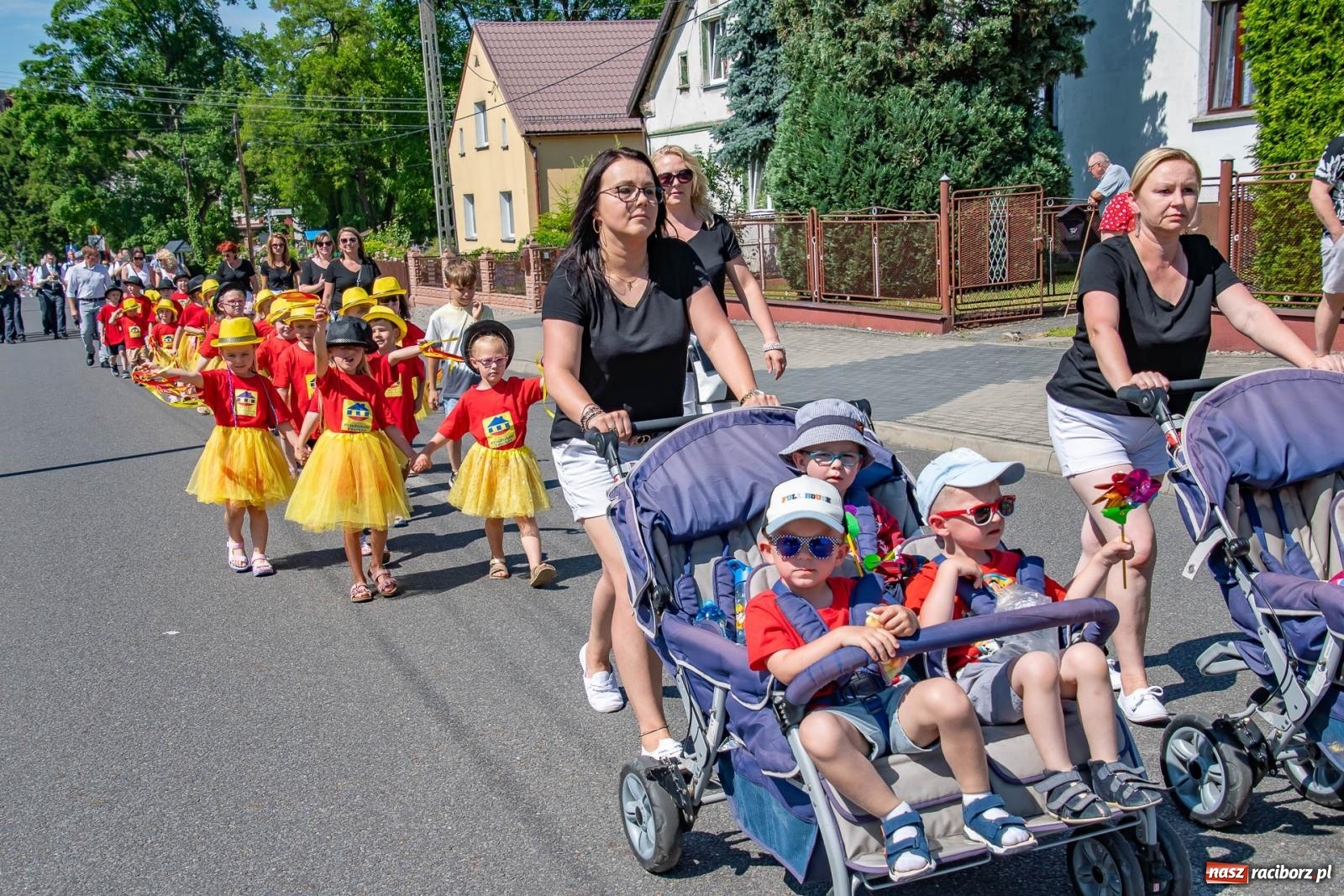 Zdjęcie w galerii na portalu naszraciborz.pl: Głośno i kolorowo! Przemarsz orkiestr dętych ulicami Tworkowa w ramach X Międzynarodowego Festiwalu Orkiestr Dętych w Gminie Krzyżanowice wiadomości z regionu