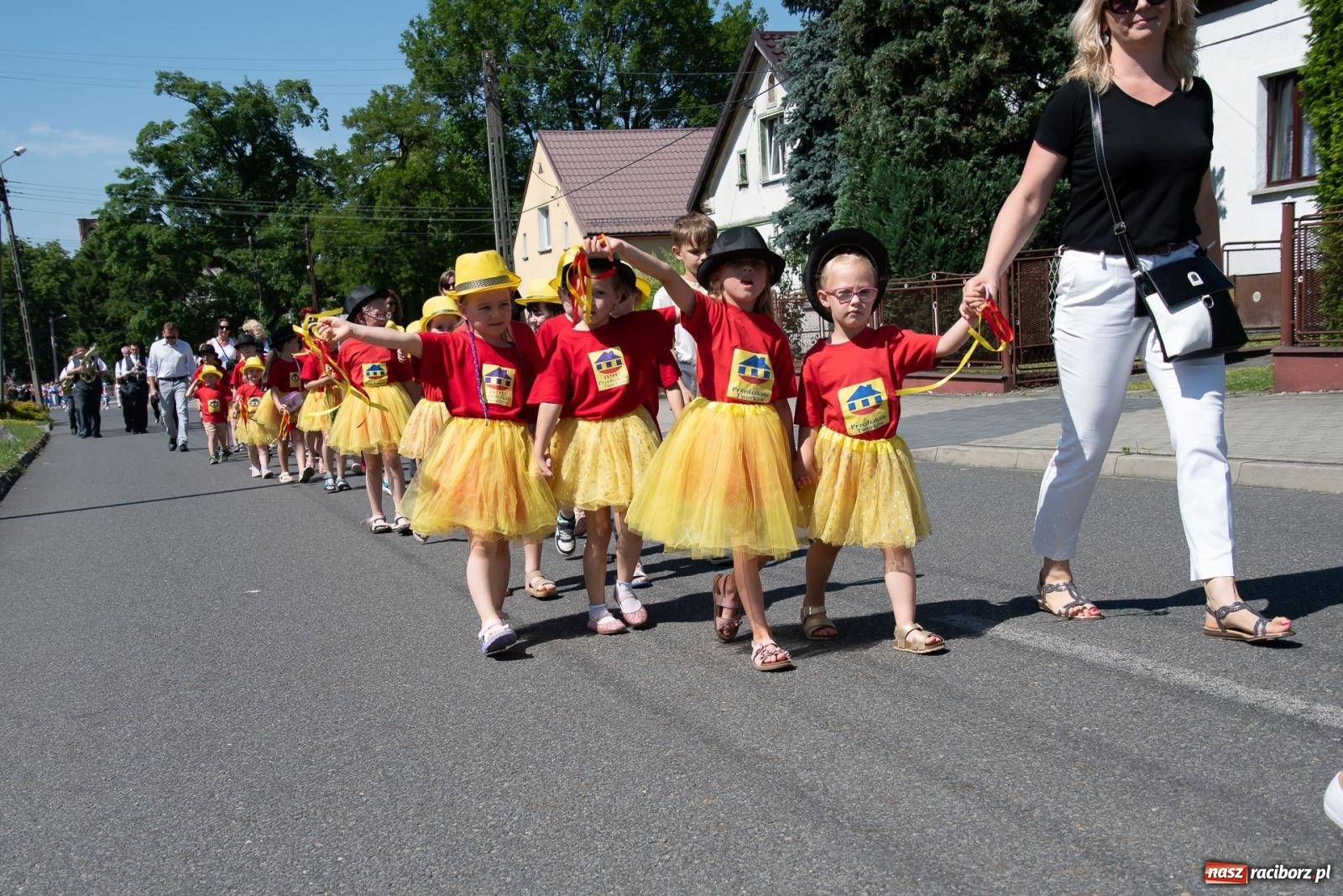 Zdjęcie w galerii na portalu naszraciborz.pl: Głośno i kolorowo! Przemarsz orkiestr dętych ulicami Tworkowa w ramach X Międzynarodowego Festiwalu Orkiestr Dętych w Gminie Krzyżanowice wiadomości z regionu