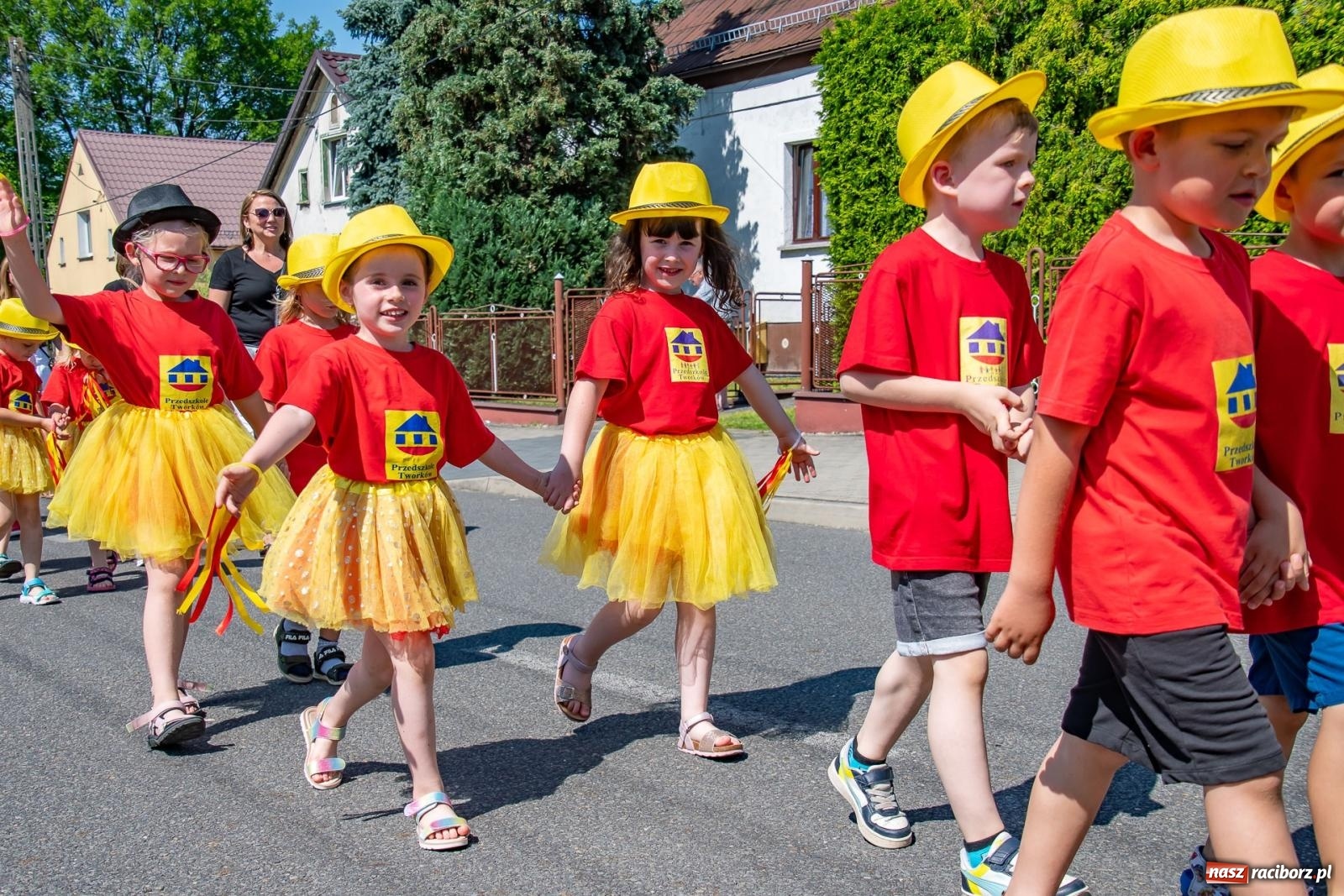 Zdjęcie w galerii na portalu naszraciborz.pl: Głośno i kolorowo! Przemarsz orkiestr dętych ulicami Tworkowa w ramach X Międzynarodowego Festiwalu Orkiestr Dętych w Gminie Krzyżanowice wiadomości z regionu