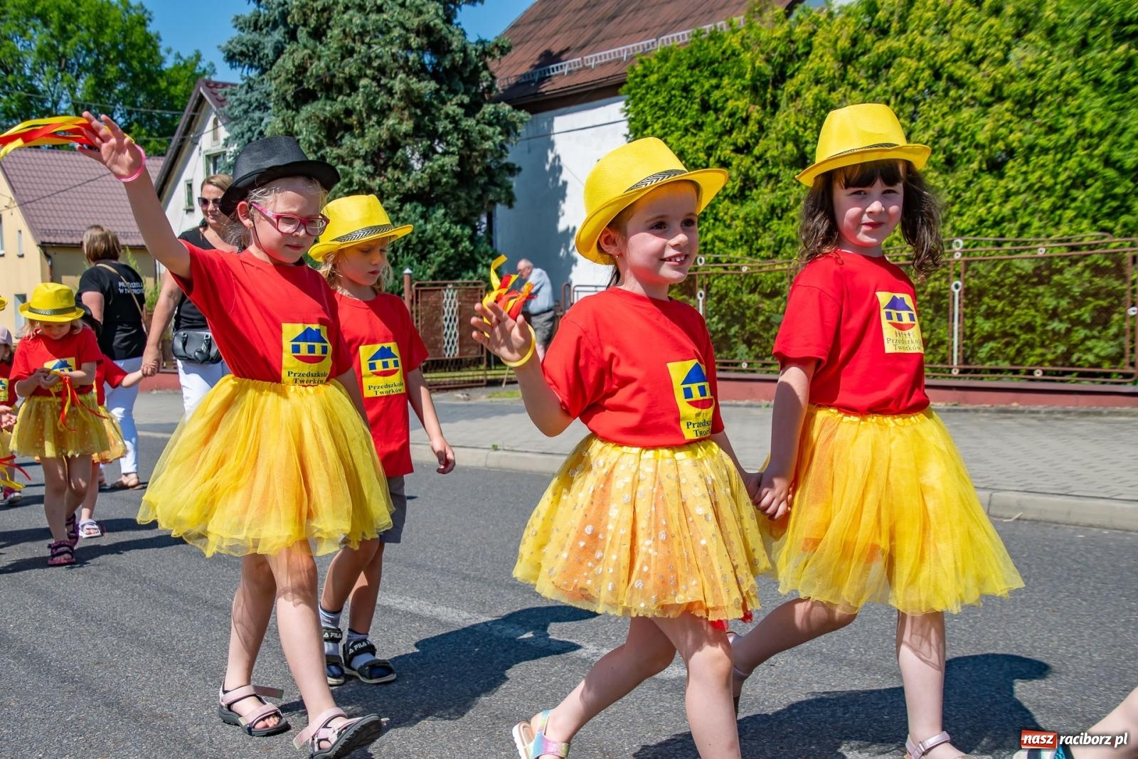 Zdjęcie w galerii na portalu naszraciborz.pl: Głośno i kolorowo! Przemarsz orkiestr dętych ulicami Tworkowa w ramach X Międzynarodowego Festiwalu Orkiestr Dętych w Gminie Krzyżanowice wiadomości z regionu