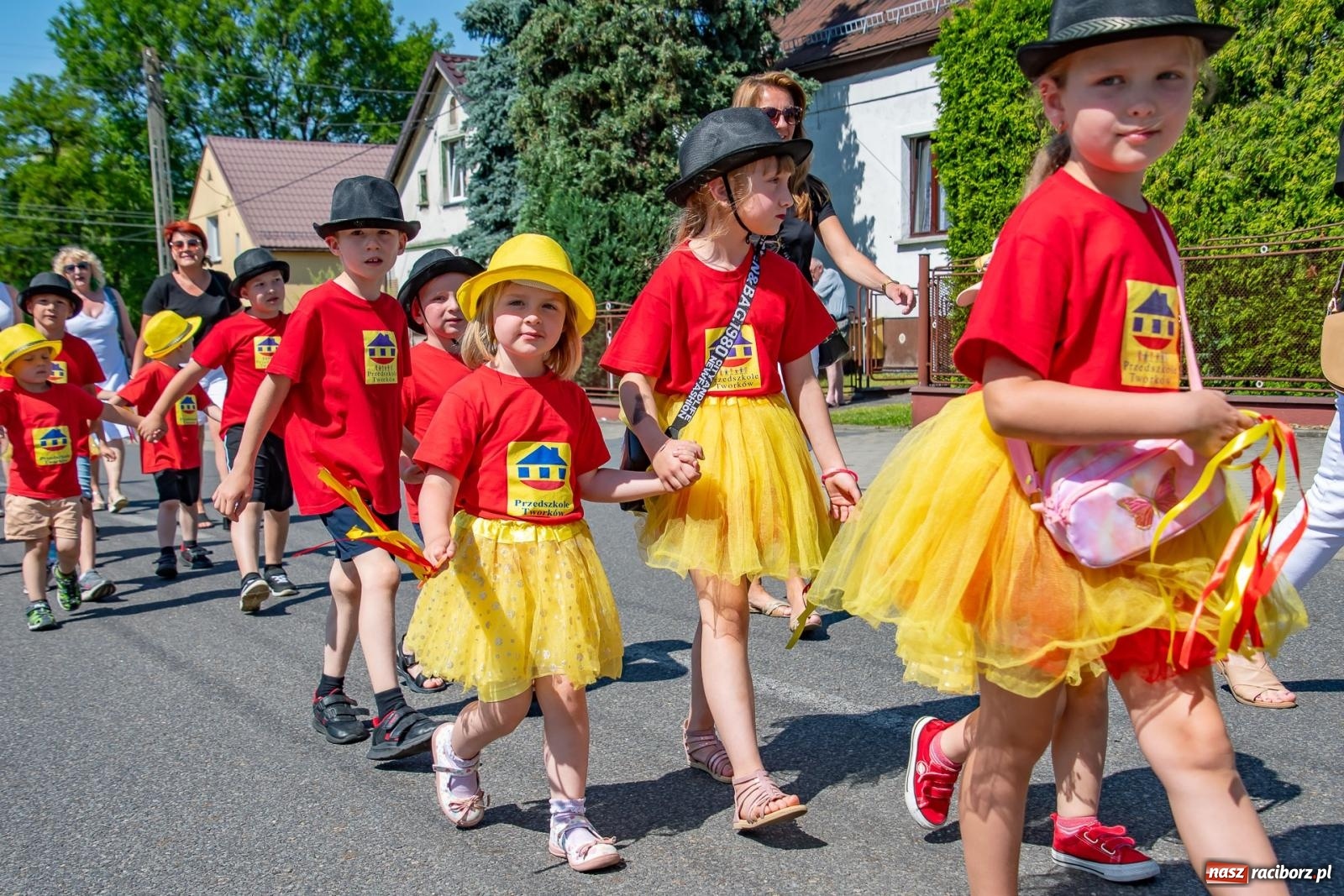 Zdjęcie w galerii na portalu naszraciborz.pl: Głośno i kolorowo! Przemarsz orkiestr dętych ulicami Tworkowa w ramach X Międzynarodowego Festiwalu Orkiestr Dętych w Gminie Krzyżanowice wiadomości z regionu