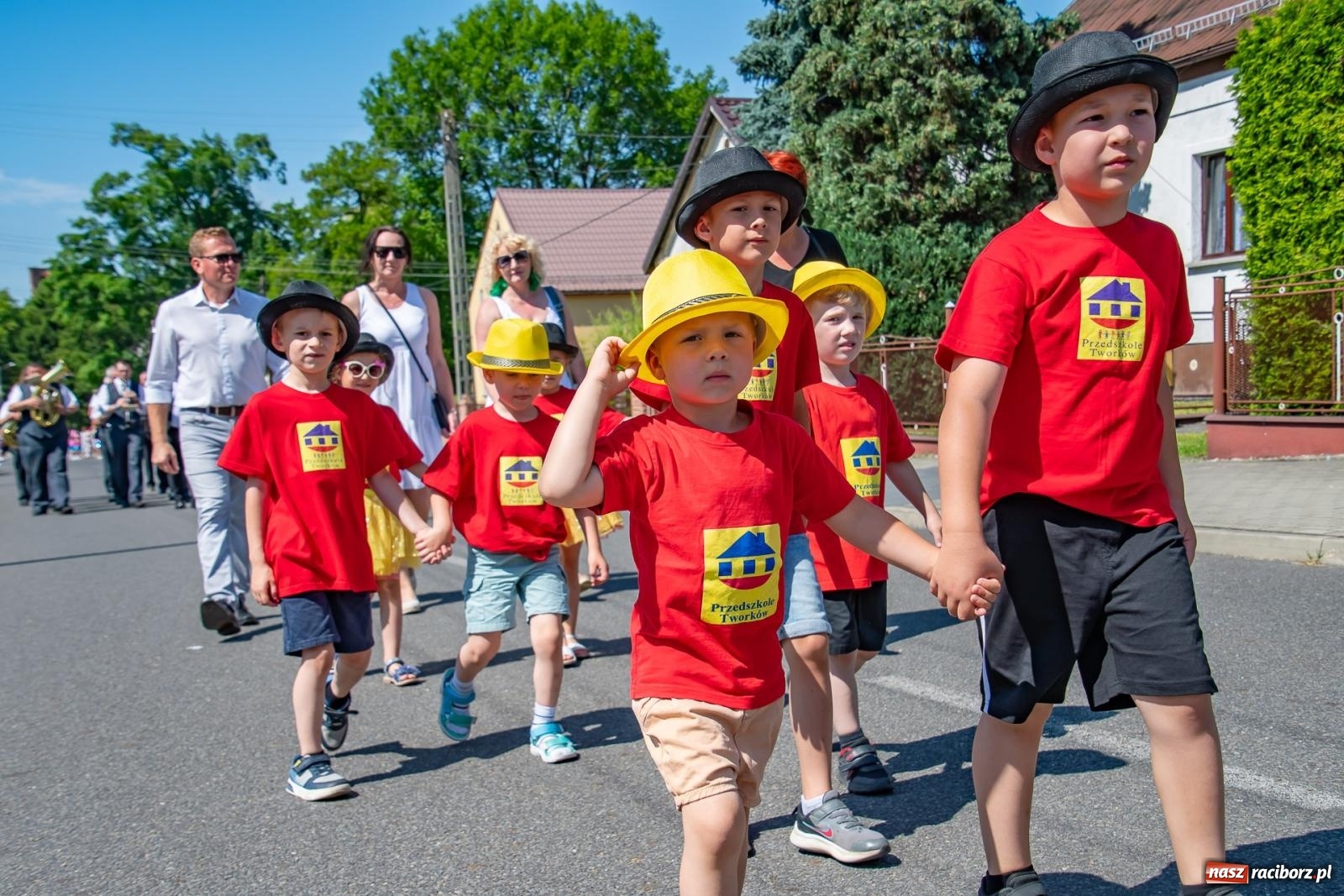 Zdjęcie w galerii na portalu naszraciborz.pl: Głośno i kolorowo! Przemarsz orkiestr dętych ulicami Tworkowa w ramach X Międzynarodowego Festiwalu Orkiestr Dętych w Gminie Krzyżanowice wiadomości z regionu