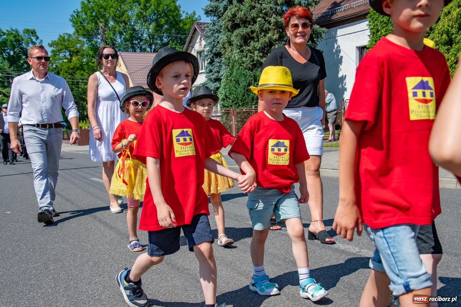 Zdjęcie w galerii na portalu naszraciborz.pl: Głośno i kolorowo! Przemarsz orkiestr dętych ulicami Tworkowa w ramach X Międzynarodowego Festiwalu Orkiestr Dętych w Gminie Krzyżanowice wiadomości z regionu