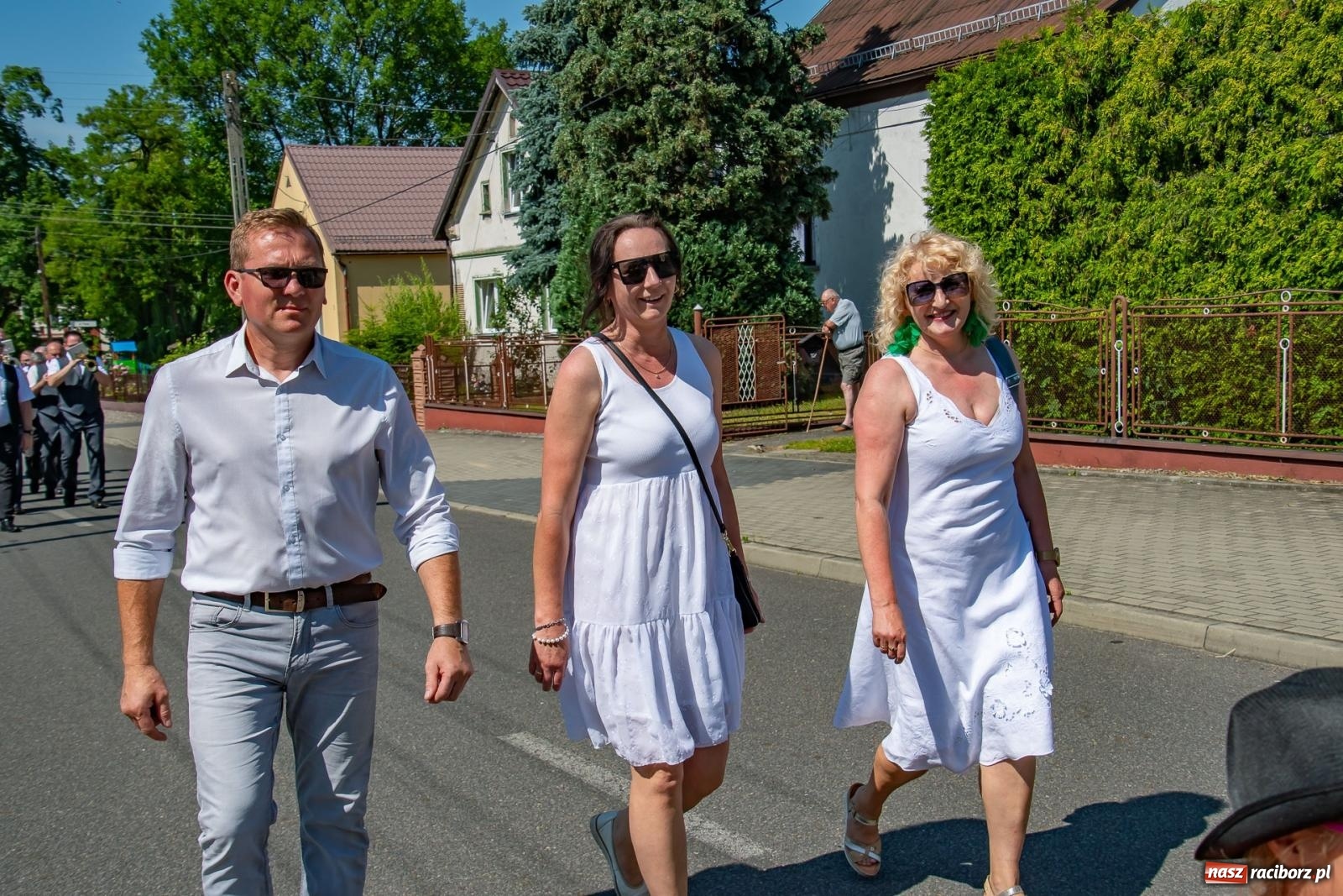 Zdjęcie w galerii na portalu naszraciborz.pl: Głośno i kolorowo! Przemarsz orkiestr dętych ulicami Tworkowa w ramach X Międzynarodowego Festiwalu Orkiestr Dętych w Gminie Krzyżanowice wiadomości z regionu