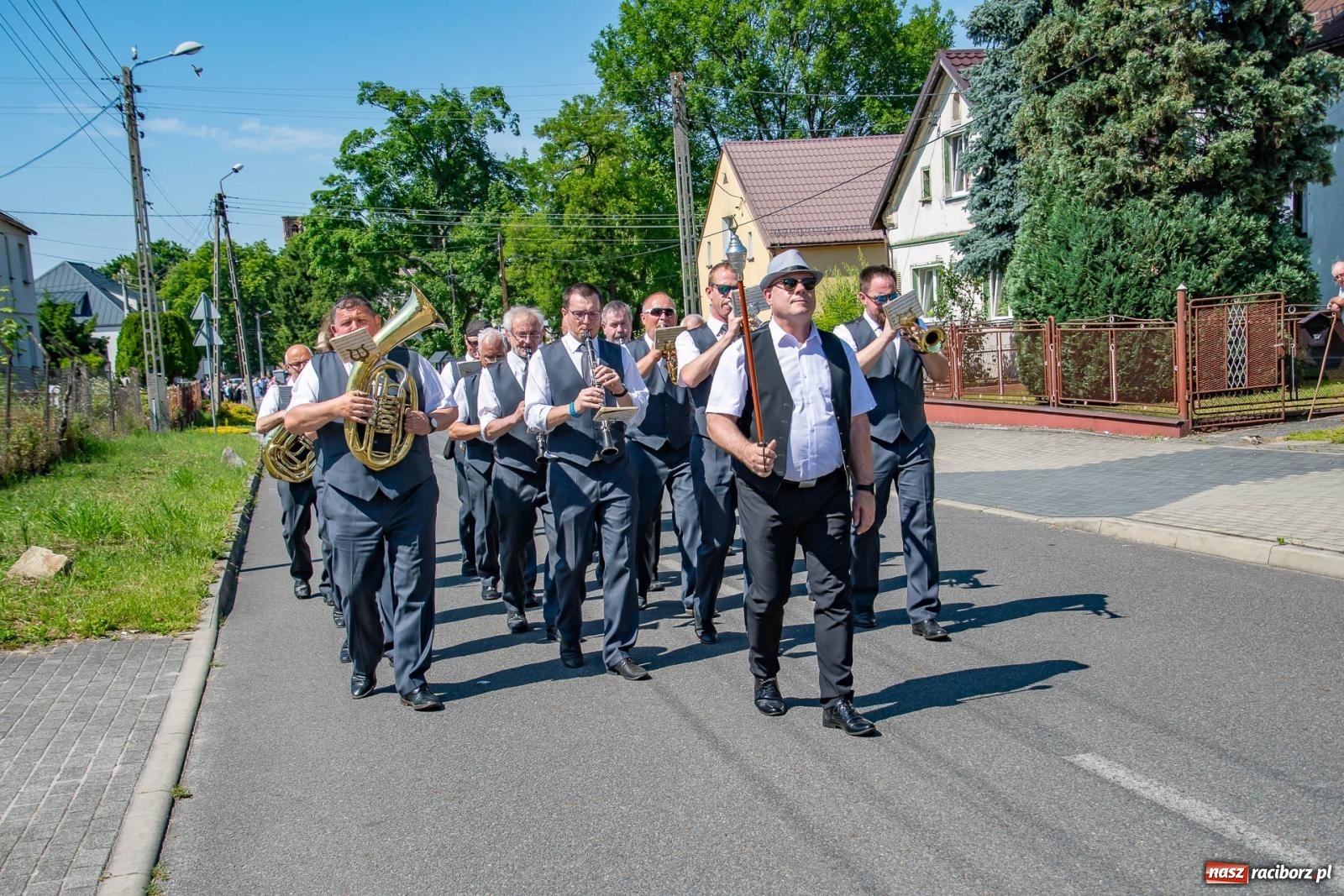 Zdjęcie w galerii na portalu naszraciborz.pl: Głośno i kolorowo! Przemarsz orkiestr dętych ulicami Tworkowa w ramach X Międzynarodowego Festiwalu Orkiestr Dętych w Gminie Krzyżanowice wiadomości z regionu