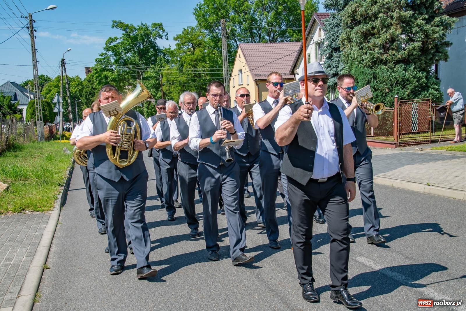 Zdjęcie w galerii na portalu naszraciborz.pl: Głośno i kolorowo! Przemarsz orkiestr dętych ulicami Tworkowa w ramach X Międzynarodowego Festiwalu Orkiestr Dętych w Gminie Krzyżanowice wiadomości z regionu