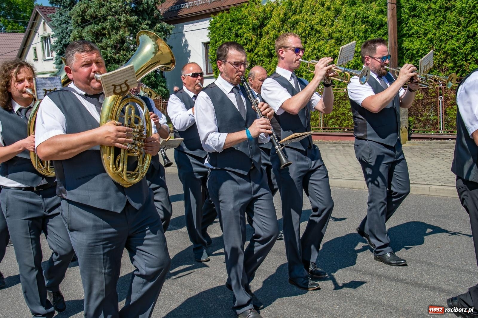 Zdjęcie w galerii na portalu naszraciborz.pl: Głośno i kolorowo! Przemarsz orkiestr dętych ulicami Tworkowa w ramach X Międzynarodowego Festiwalu Orkiestr Dętych w Gminie Krzyżanowice wiadomości z regionu