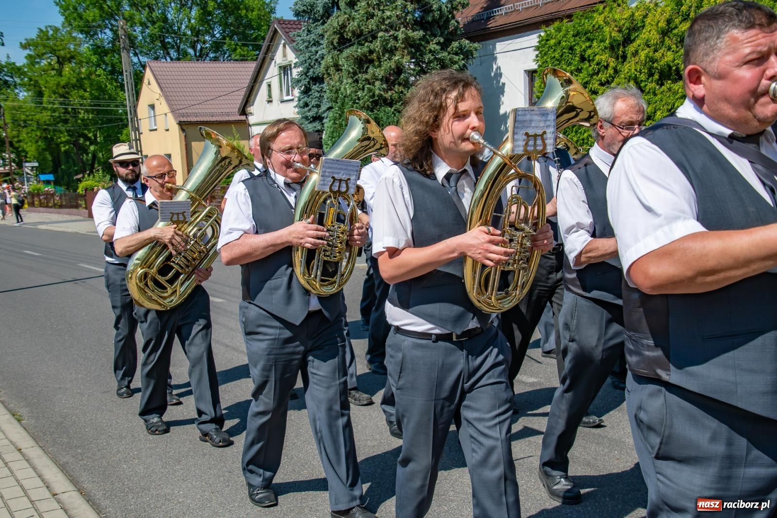 Zdjęcie w galerii na portalu naszraciborz.pl: Głośno i kolorowo! Przemarsz orkiestr dętych ulicami Tworkowa w ramach X Międzynarodowego Festiwalu Orkiestr Dętych w Gminie Krzyżanowice wiadomości z regionu