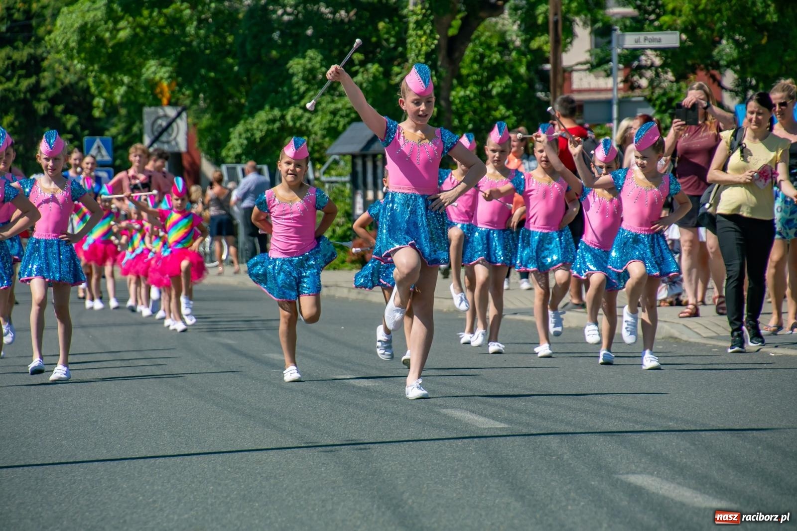 Zdjęcie w galerii na portalu naszraciborz.pl: Głośno i kolorowo! Przemarsz orkiestr dętych ulicami Tworkowa w ramach X Międzynarodowego Festiwalu Orkiestr Dętych w Gminie Krzyżanowice wiadomości z regionu