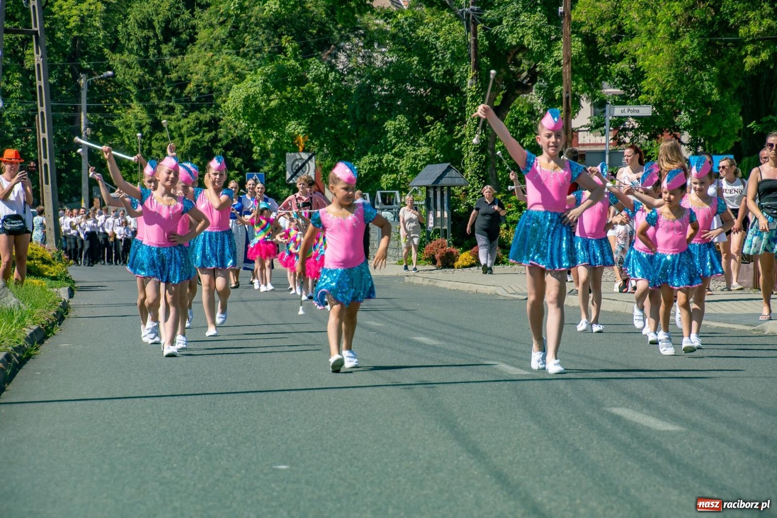 Zdjęcie w galerii na portalu naszraciborz.pl: Głośno i kolorowo! Przemarsz orkiestr dętych ulicami Tworkowa w ramach X Międzynarodowego Festiwalu Orkiestr Dętych w Gminie Krzyżanowice wiadomości z regionu