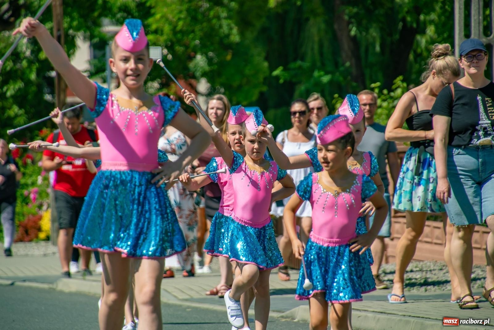 Zdjęcie w galerii na portalu naszraciborz.pl: Głośno i kolorowo! Przemarsz orkiestr dętych ulicami Tworkowa w ramach X Międzynarodowego Festiwalu Orkiestr Dętych w Gminie Krzyżanowice wiadomości z regionu