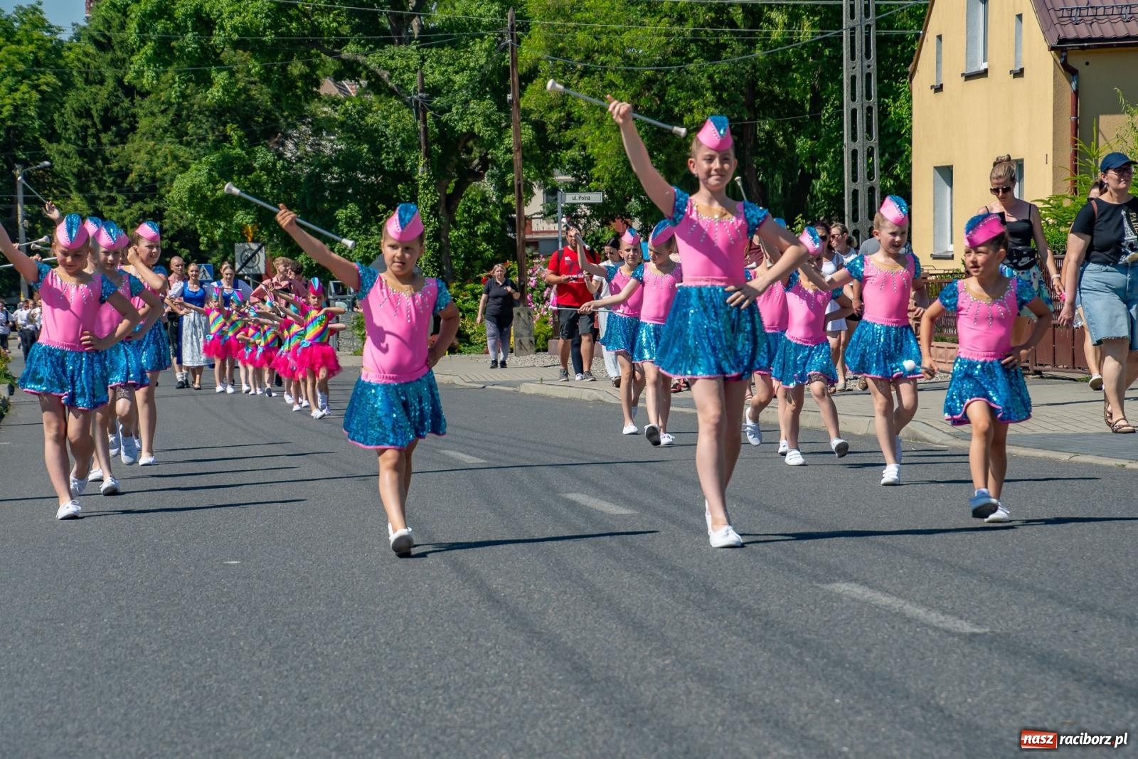 Zdjęcie w galerii na portalu naszraciborz.pl: Głośno i kolorowo! Przemarsz orkiestr dętych ulicami Tworkowa w ramach X Międzynarodowego Festiwalu Orkiestr Dętych w Gminie Krzyżanowice wiadomości z regionu