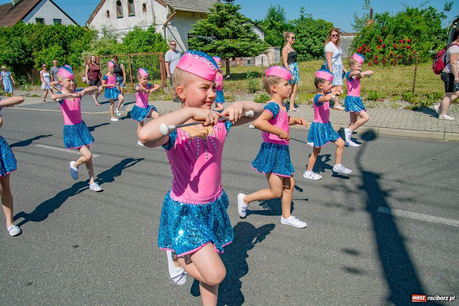Zdjęcie w galerii na portalu naszraciborz.pl: Głośno i kolorowo! Przemarsz orkiestr dętych ulicami Tworkowa w ramach X Międzynarodowego Festiwalu Orkiestr Dętych w Gminie Krzyżanowice wiadomości z regionu