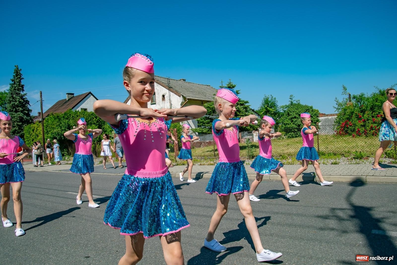 Zdjęcie w galerii na portalu naszraciborz.pl: Głośno i kolorowo! Przemarsz orkiestr dętych ulicami Tworkowa w ramach X Międzynarodowego Festiwalu Orkiestr Dętych w Gminie Krzyżanowice wiadomości z regionu