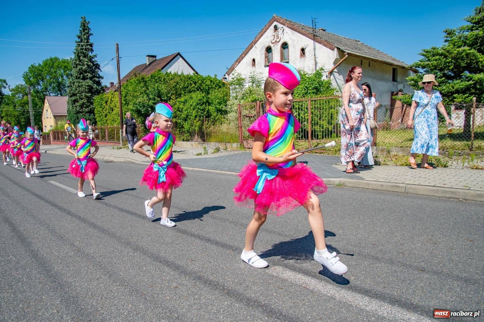 Zdjęcie w galerii na portalu naszraciborz.pl: Głośno i kolorowo! Przemarsz orkiestr dętych ulicami Tworkowa w ramach X Międzynarodowego Festiwalu Orkiestr Dętych w Gminie Krzyżanowice wiadomości z regionu