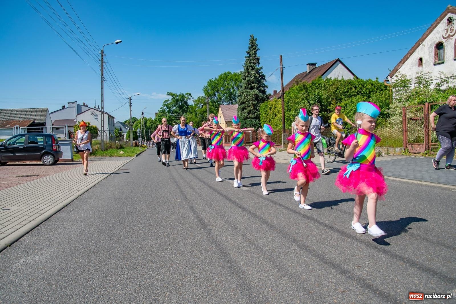 Zdjęcie w galerii na portalu naszraciborz.pl: Głośno i kolorowo! Przemarsz orkiestr dętych ulicami Tworkowa w ramach X Międzynarodowego Festiwalu Orkiestr Dętych w Gminie Krzyżanowice wiadomości z regionu